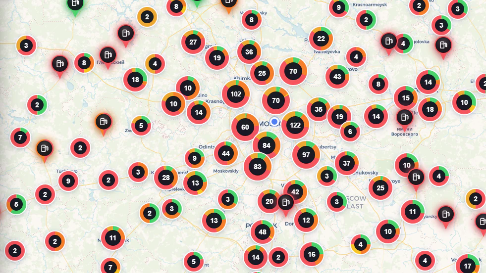 Die Treibstoffkrise in Moskau ist massiv. Diese Tankstellen-Karte zeigt, wo es gar keinen (rot) oder nur eingeschränkt (orange) Sprit gibt.