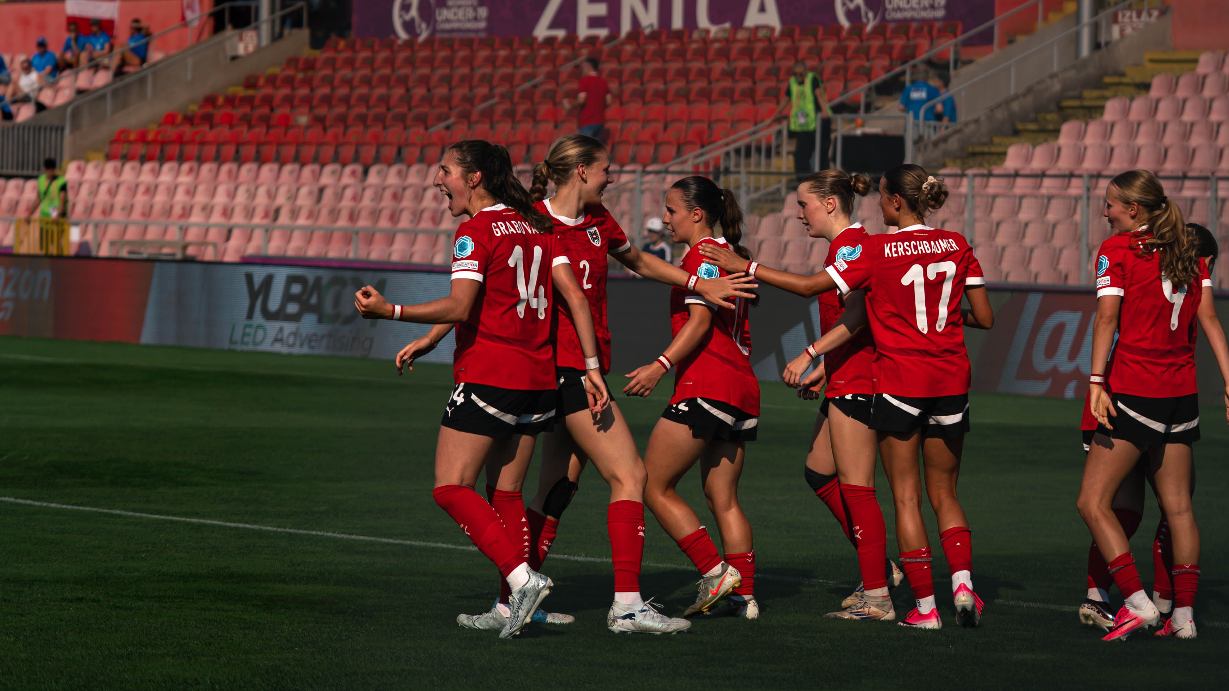 Die U19-Damen jubeln.