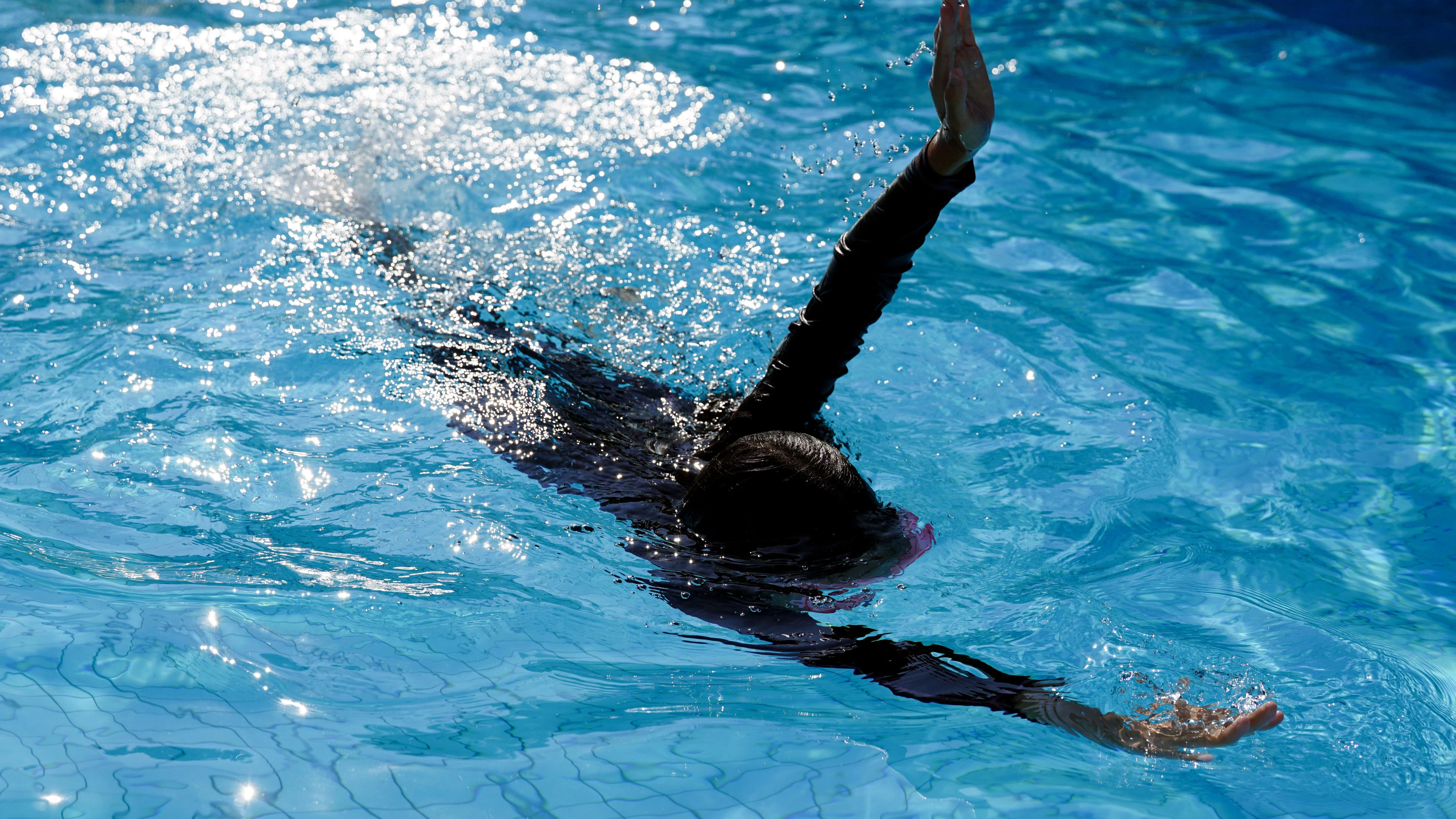 Die Schwimmerin im Burkini verließ das Naturbad und will den Bürgermeister anzeigen.