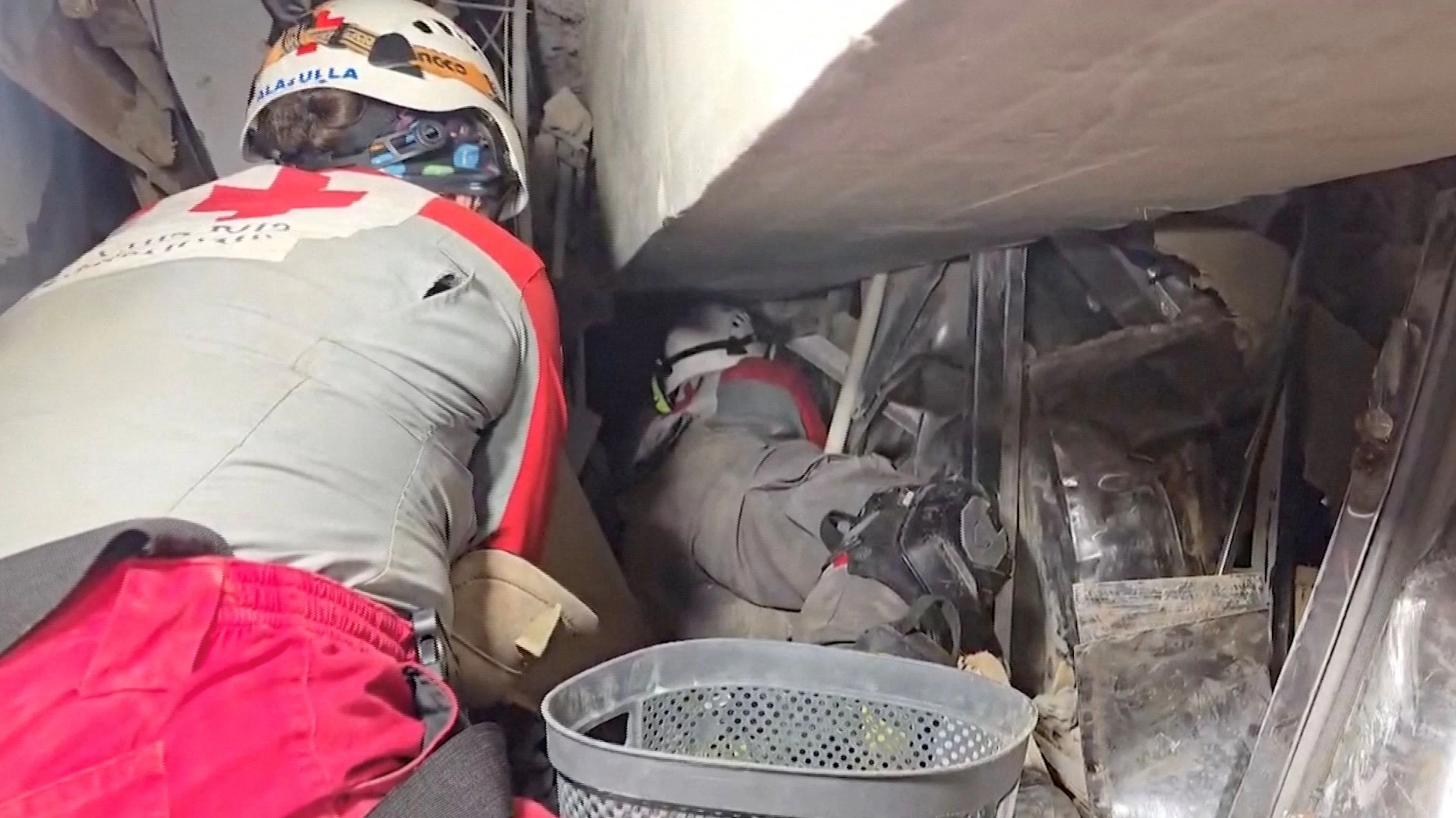 Rescuers try to find survivor Hernan Alberto Gil, who has been trapped among rubble at a mall basement for over a week following the earthquake, in Playa Grande, La Guaira, Venezuela June 30, 2026 in this screengrab taken from a handout video. COSTA RICAN RED CROSS/Handout via REUTERS    THIS IMAGE HAS BEEN SUPPLIED BY A THIRD PARTY. MANDATORY CREDIT. NO RESALES. NO ARCHIVES