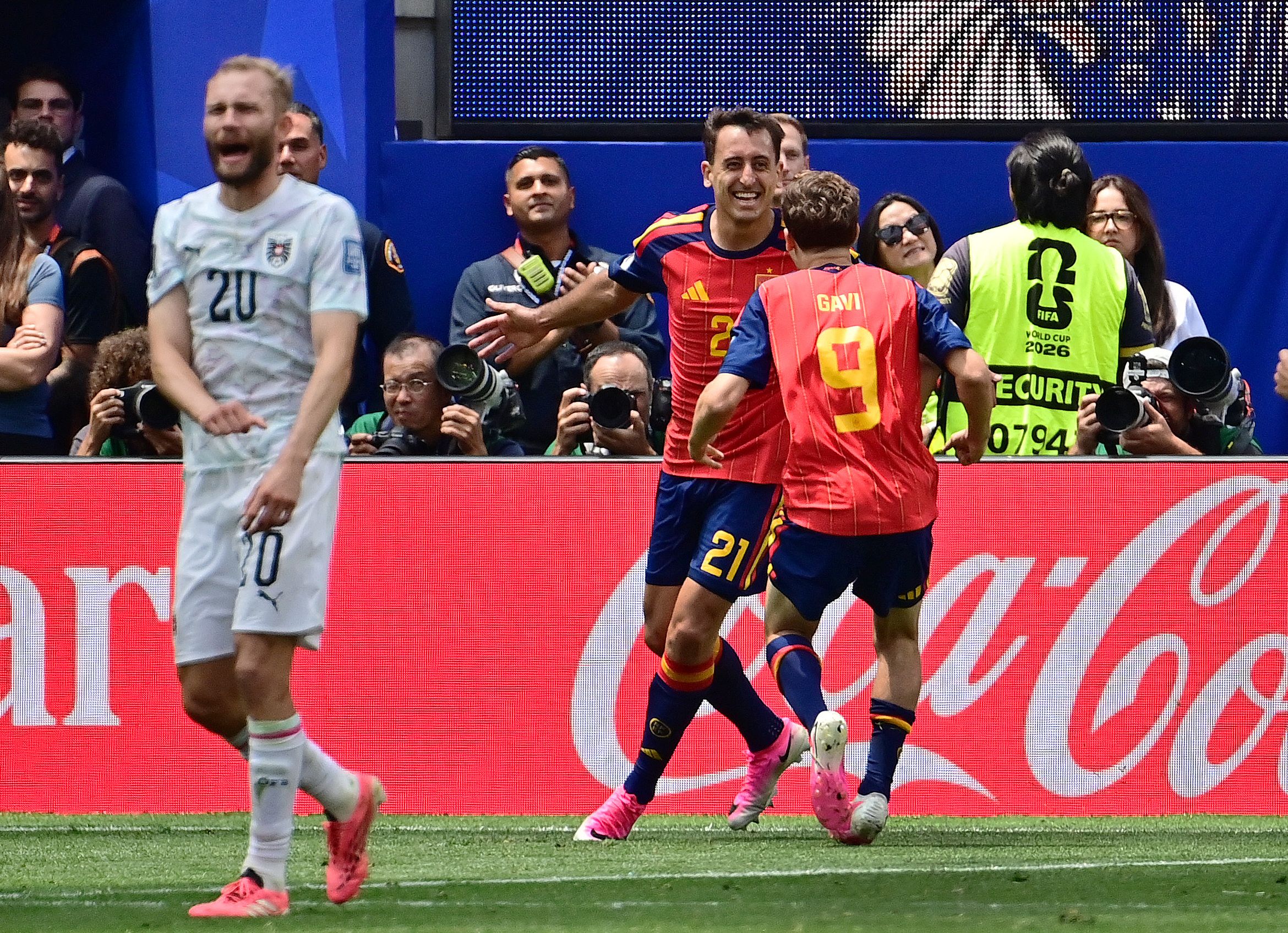 Die Spanier jubeln gegen Österreich. 