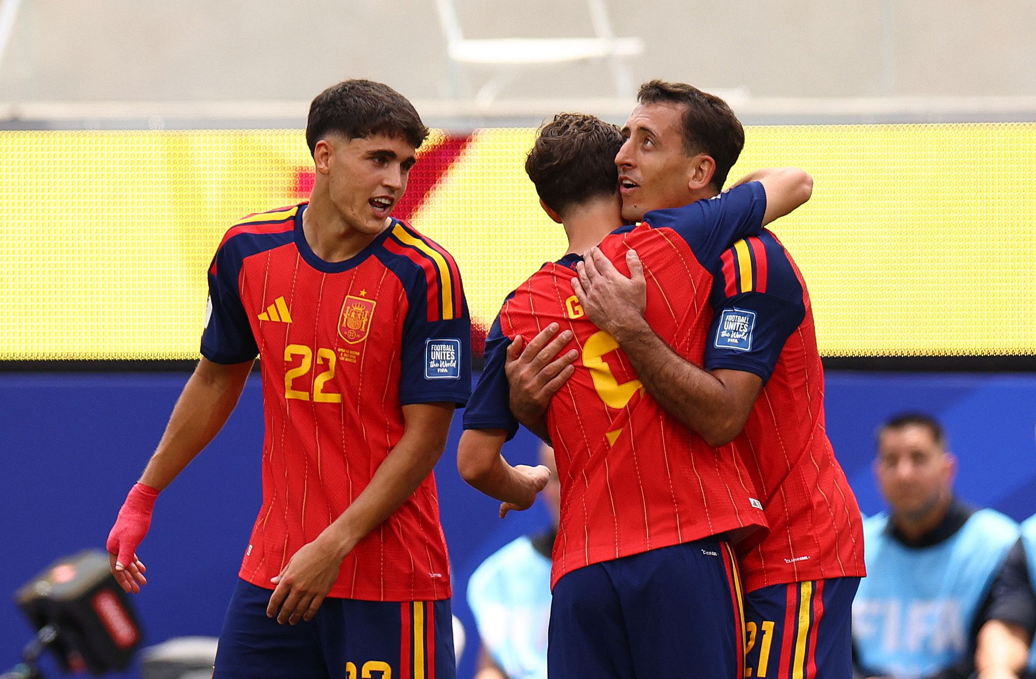 Spaniens Spieler feierten den klaren Aufstieg gegen Österreich. 