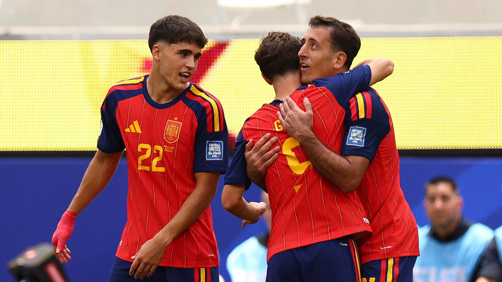 Spaniens Spieler feierten den klaren Aufstieg gegen Österreich. 