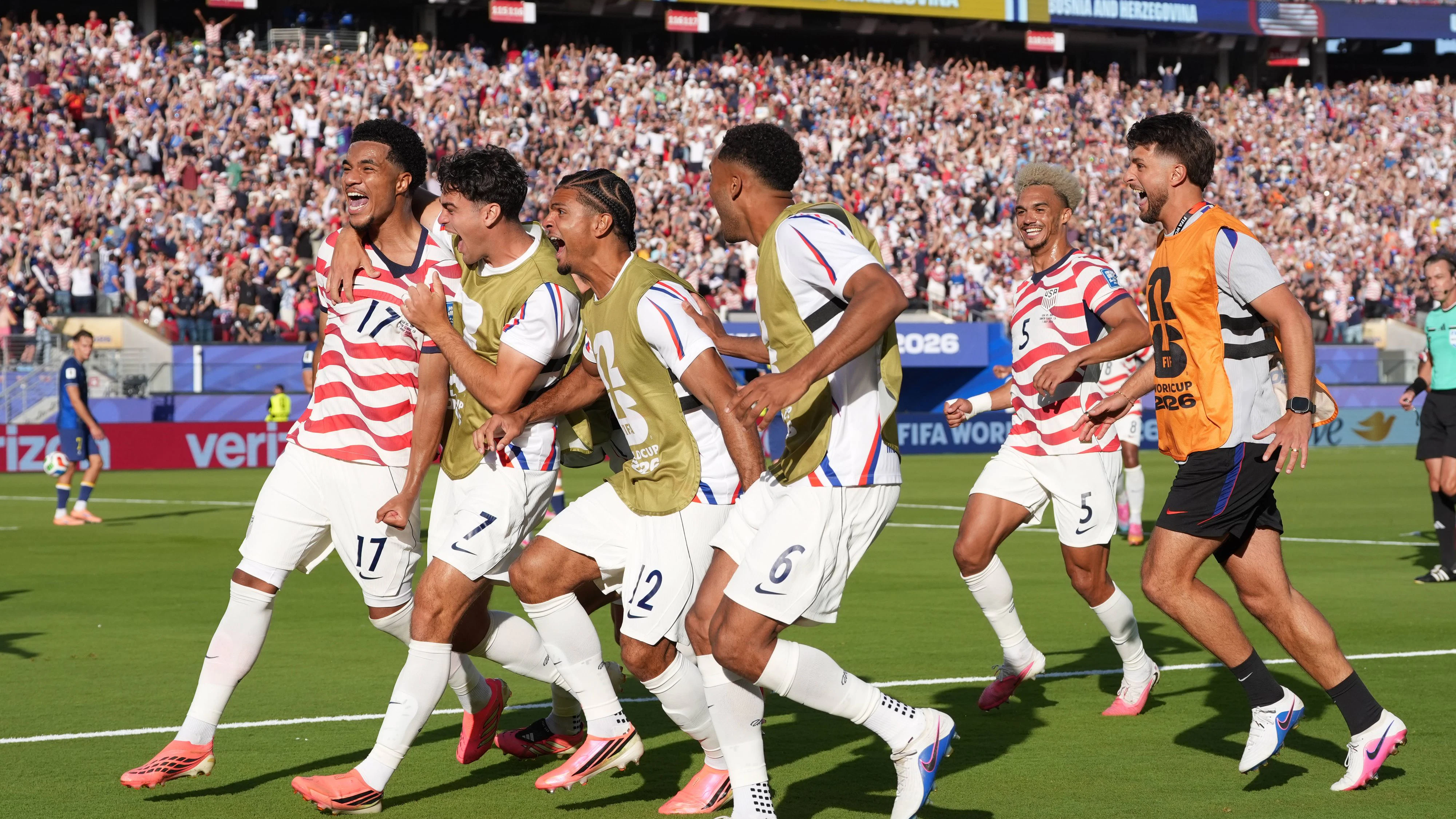 US players celebrate a goal during the FIFA World Cup, WM, Weltmeisterschaft, Fussball 2026 Round of 32 match United States against Bosnia and Herzegovina at Levi s Stadium in Santa Clara, United States, 01 July 2026. FIFA WORLD CUP 2026 - Round of 32 - United States vs Bosnia and Herzegovina ACHTUNG: NUR REDAKTIONELLE NUTZUNG PUBLICATIONxINxGERxSUIxAUTxONLY Copyright: xOmarxAlonsox GR4064 20260702-55020771460_1