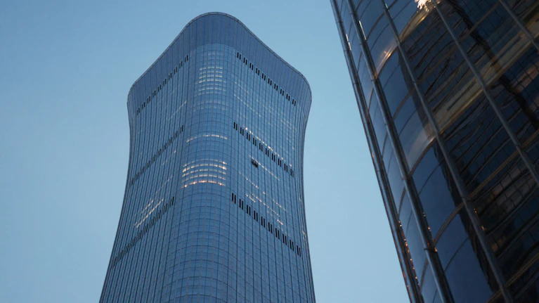 … aber keiner darf es wissen! Das ist vor wenigen Tagen geschehen. Ein Kleinflugzeug steuerte in den 528 Meter hohen CITIC Tower und zerschellte. Der Pilot starb, 13 Personen wurden verletzt. Doch statt Aufklärung zu betreiben, löscht China alle Bilder. Die Hintergründe.