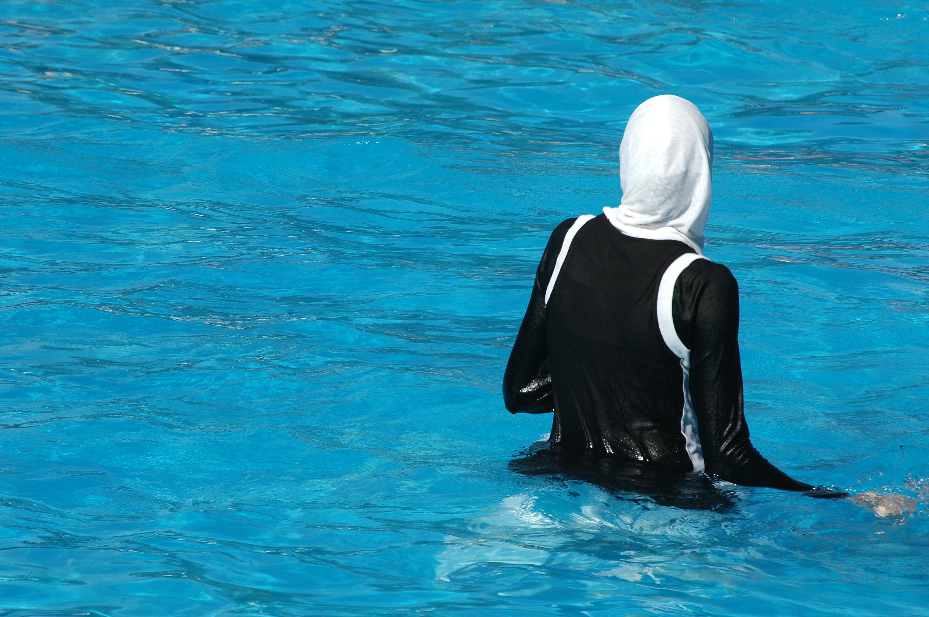 Die Frau wurde aus dem Wasser geholt, mit Burkini dürfe sie nicht schwimmen, heißt es. 
