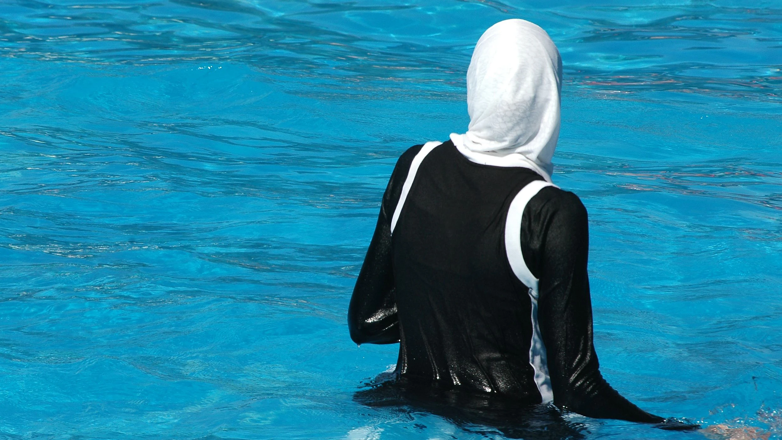 Die Frau wurde aus dem Wasser geholt, mit Burkini dürfe sie nicht schwimmen, heißt es. 