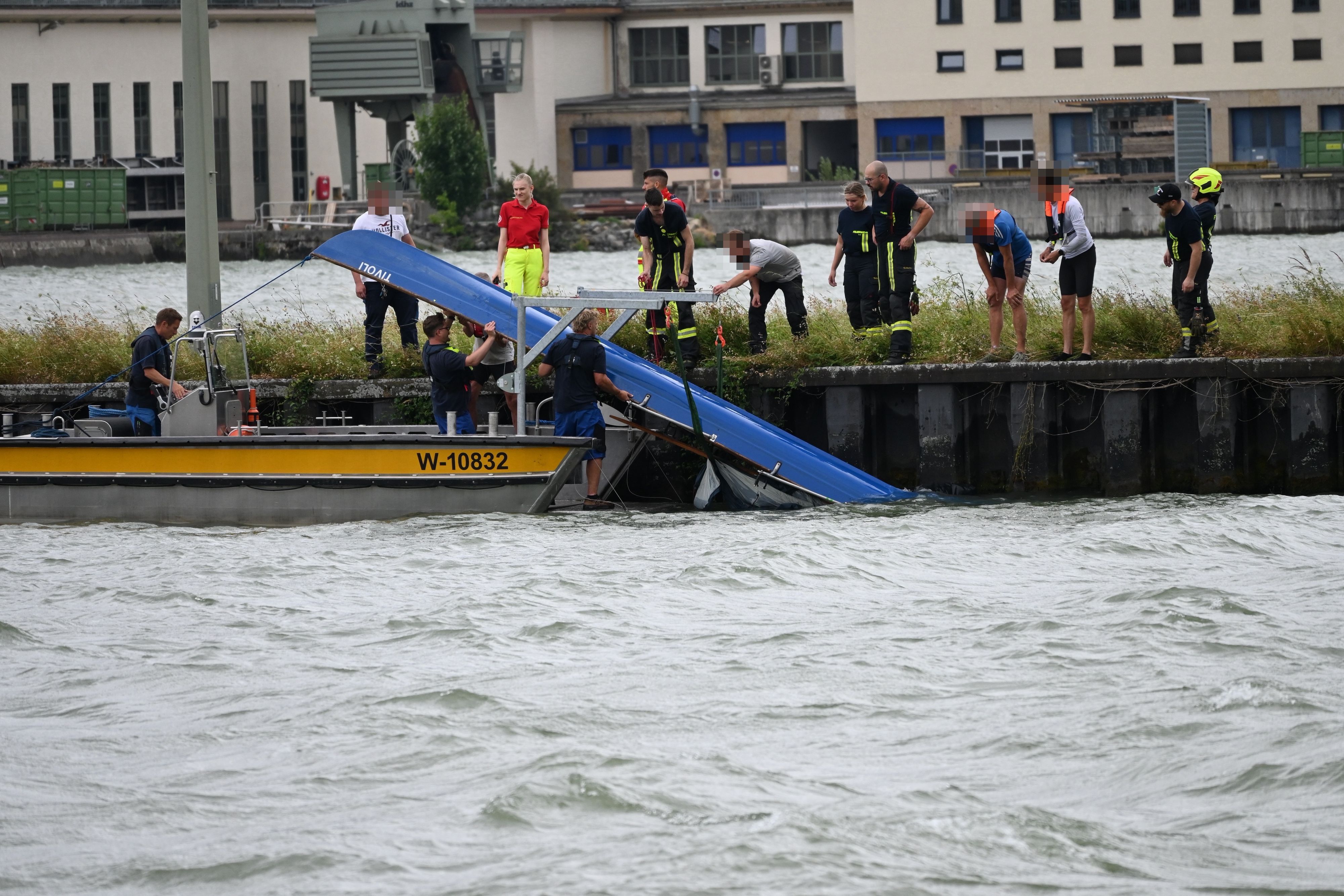 Acht Menschen, darunter zwei Kinder, kippten mit Kajaks und Kanus in die Donau.