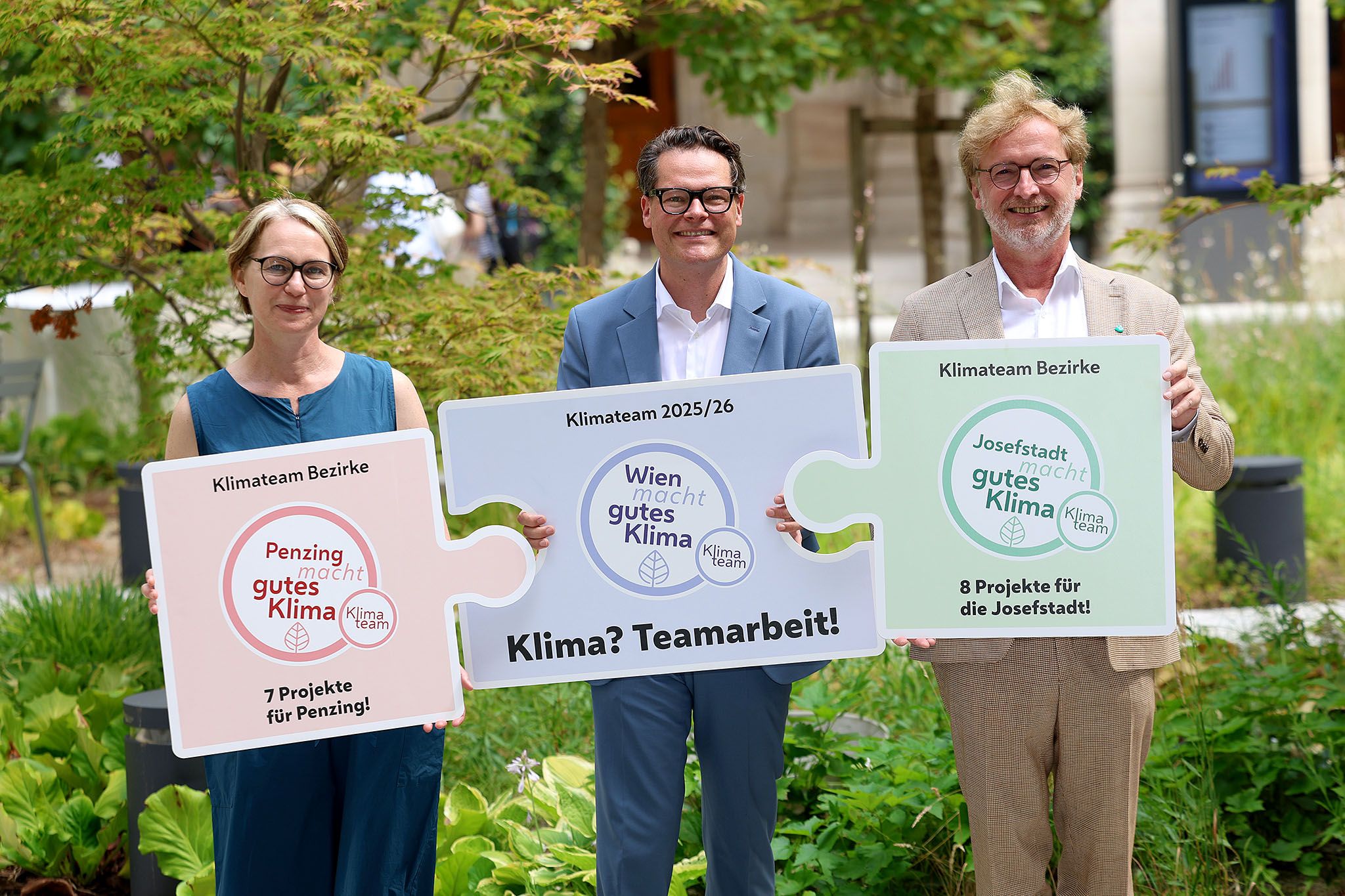 Klimastadtrat Jürgen Czernohorszky mit den Bezirkschefs Michaela Schüchner (Penzing, l.) und Martin Fabisch (Josefstadt, r.).