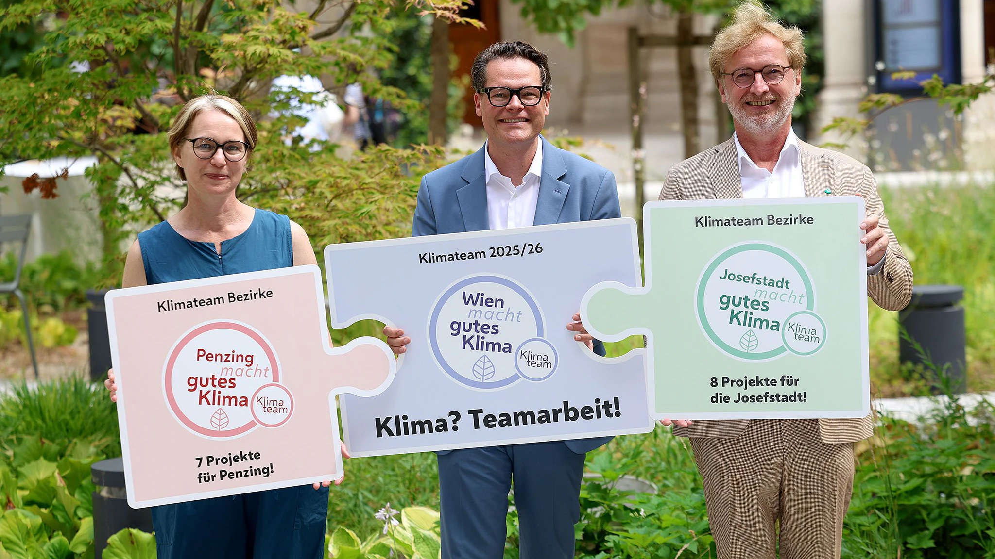 Klimastadtrat Jürgen Czernohorszky mit den Bezirkschefs Michaela Schüchner (Penzing, l.) und Martin Fabisch (Josefstadt, r.).