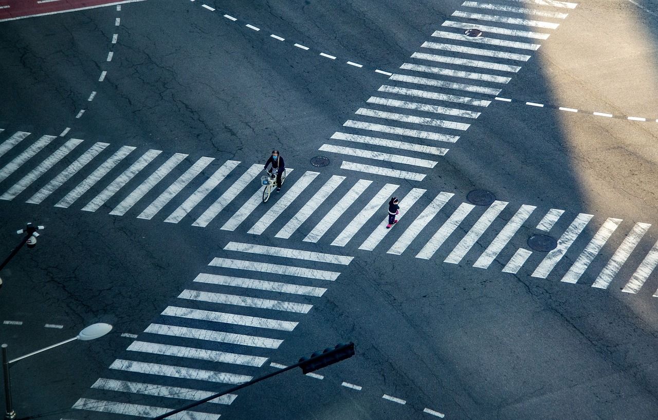 Fußgänger beim Zebrastreifen-Übergang