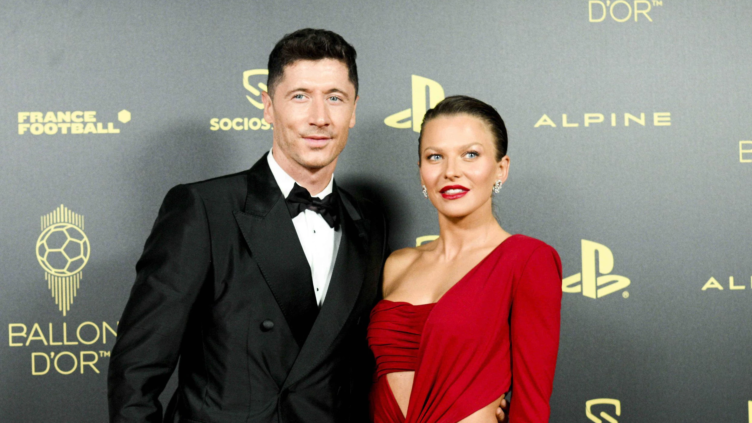 Robert lewandowski et sa femme Anna Lewandowska FOOTBALL : Ceremonie du Ballon d Or 2022 - tapis rouge - Paris - 17/10/2022 JBAutissier/Panoramic PUBLICATIONxNOTxINxFRAxITAxBEL 
