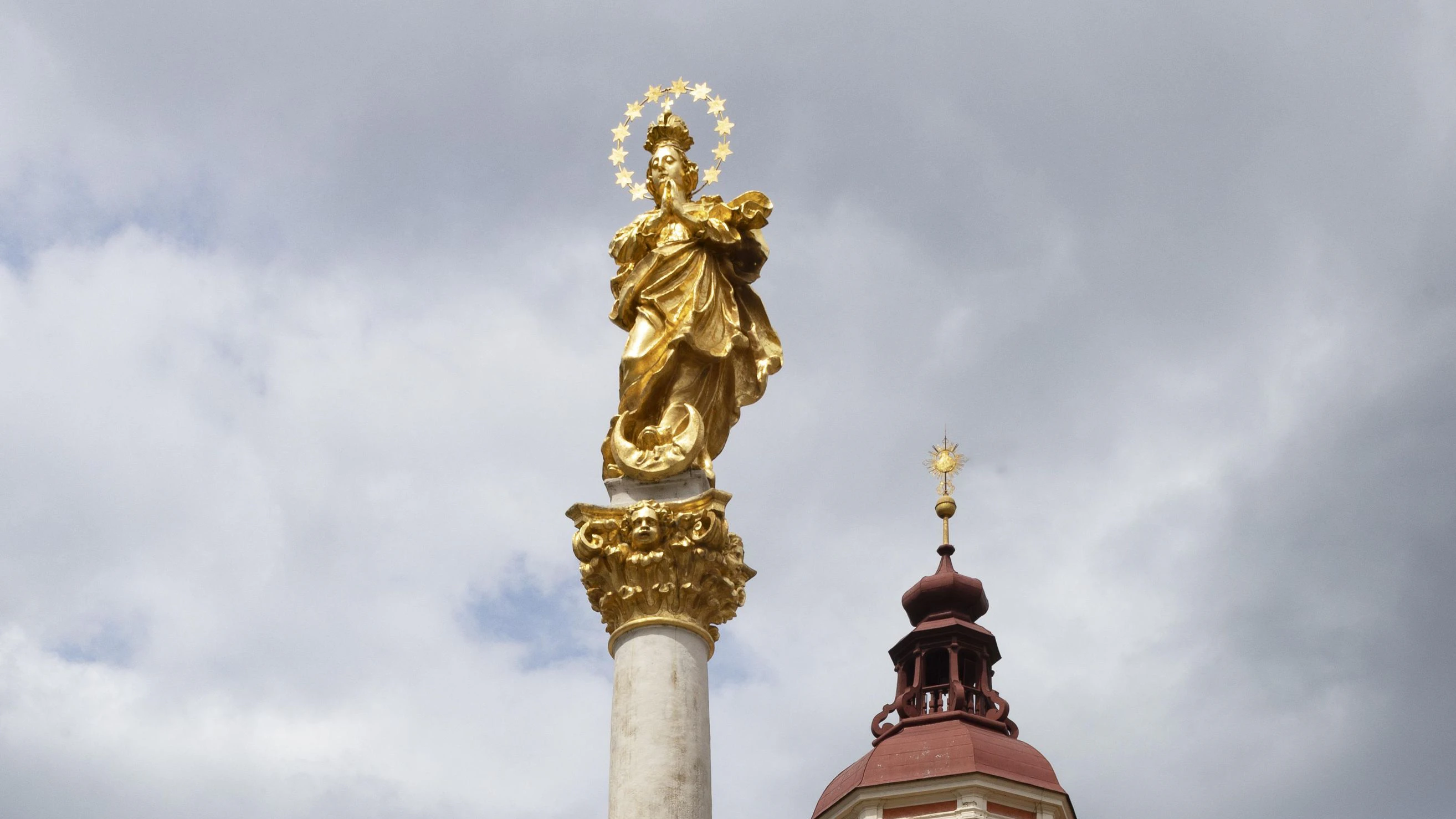 Mariensäule am Hauptplatz mit Stiftskirche Sankt Veit, Stift Pöllau, Pöllau, Steiermark, Österreich, Europa