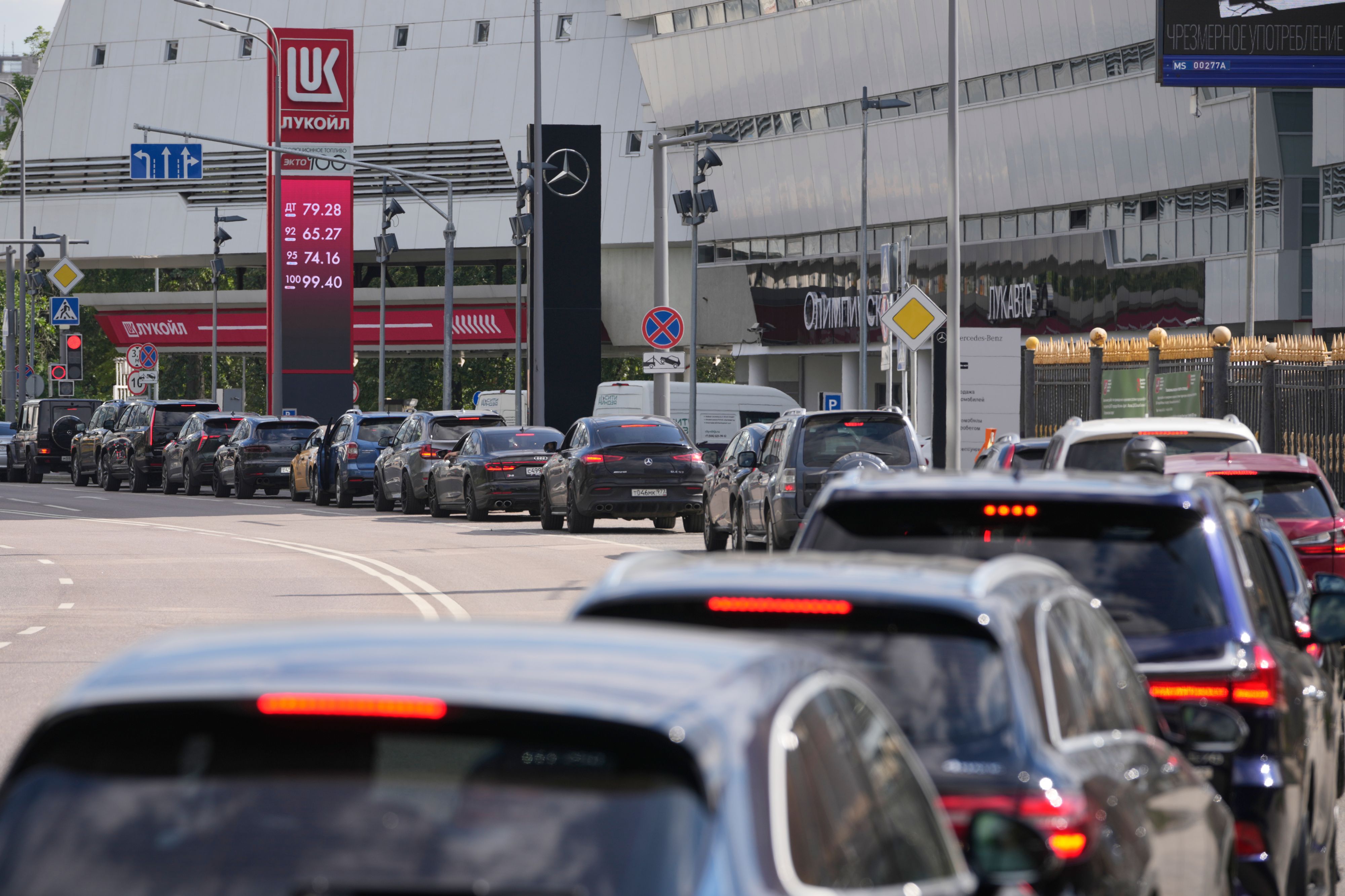 Lange Schlangen vor Russlands Tankstellen – mittlerweile ein gewohntes Bild.