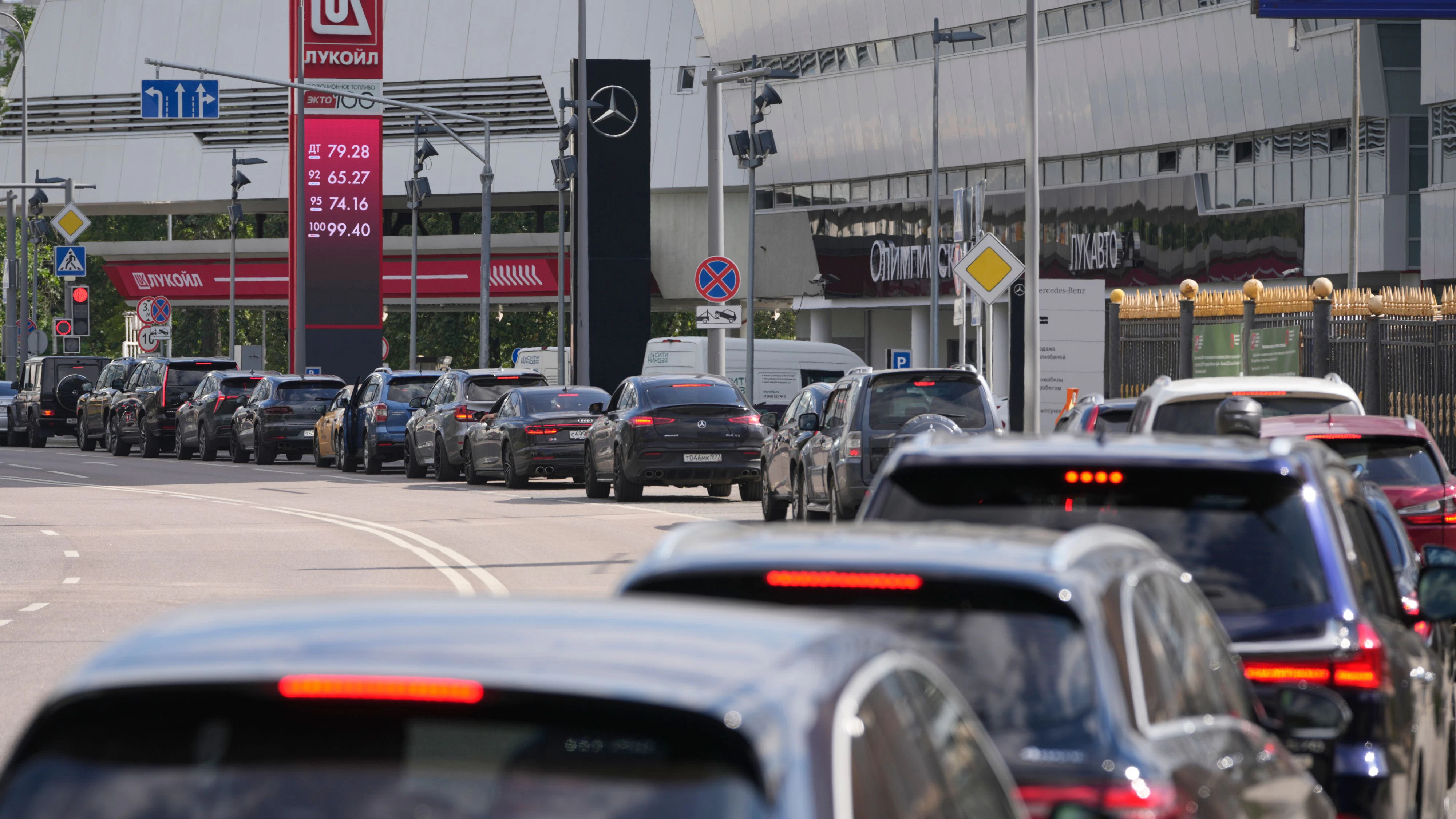 Lange Schlangen vor Russlands Tankstellen – mittlerweile ein gewohntes Bild.