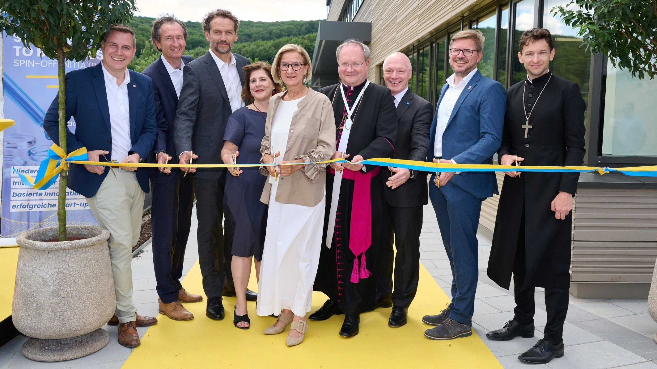v.l.: Bürgermeister Christoph Kaufmann (VP), Uli Grabenwarter (Equity Investments at European Investment Fund), ISTA-Präsident Martin Hetzer, Geschäftsführerin tecnet equity Doris Agneter, Landeshauptfrau Johanna Mikl-Leitner (VP), Hwst. Prälat Anton W. Höslinger, ecoplus Geschäftsführer Helmut Miernicki, Markus Wanko, XISTA und Superintendent Michael Simmer