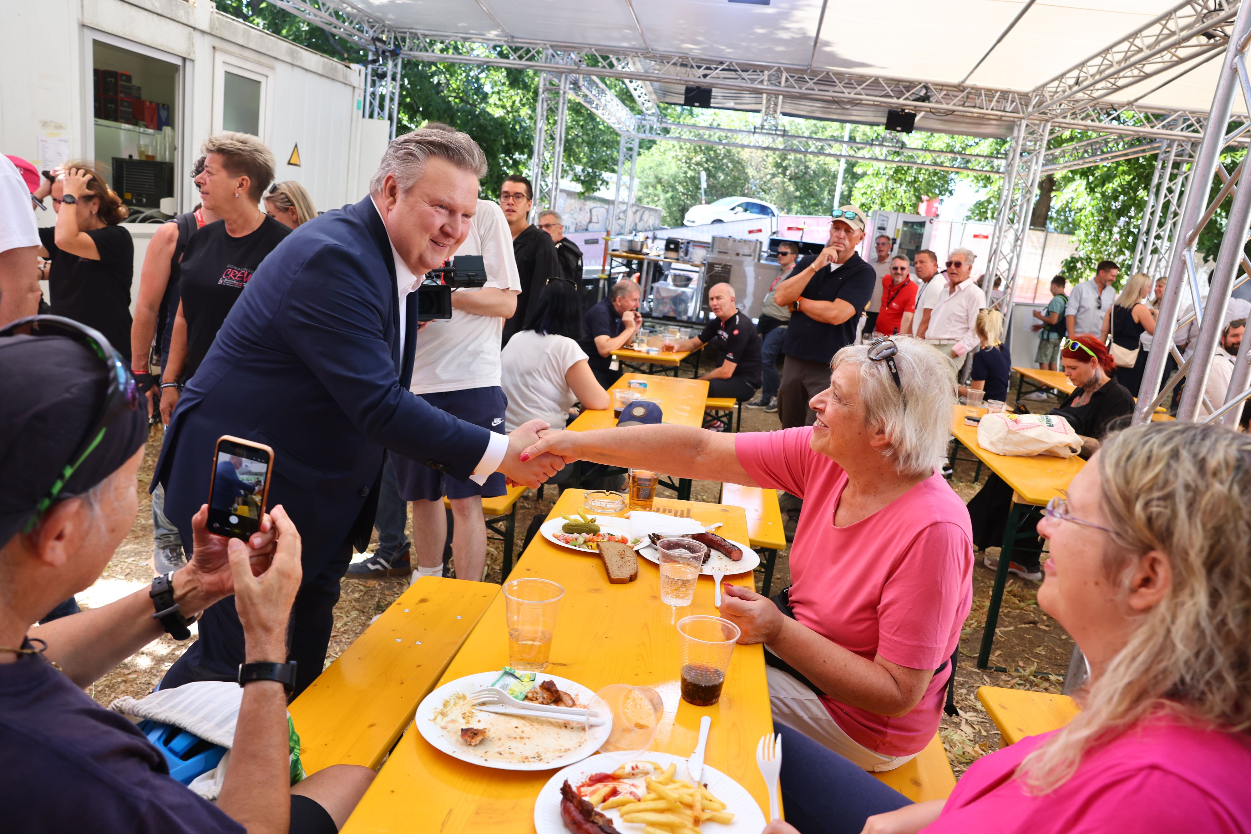 Heute.at - Bürgermeister Ludwig läutet Donauinselfest ein