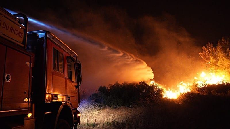 Ein Feuerwehrmann soll den verheerenden Brand in Frankreich vorsätzlich ausgelöst haben.