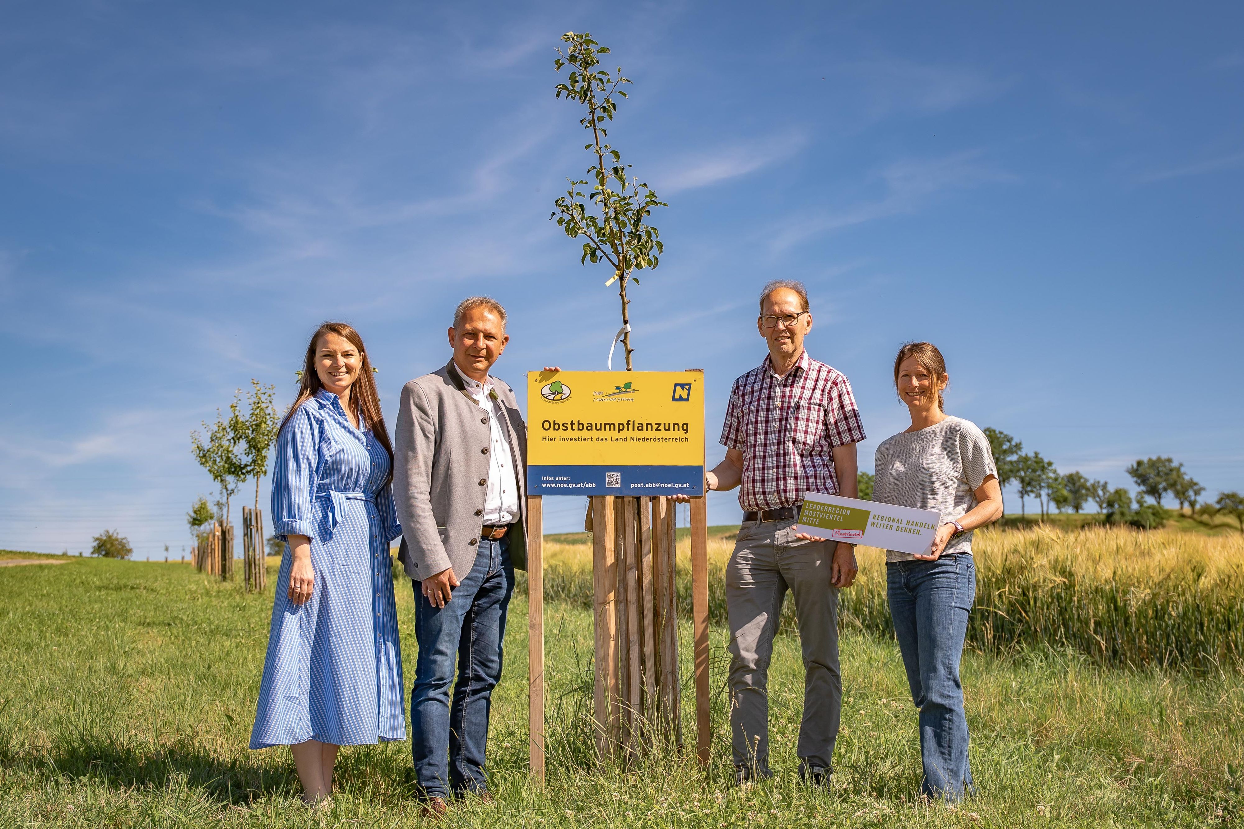 v.l.: Projektmanagerin Maria Haider, Bgm. Manfred Roitner, Franz Lumesberger vom NÖ Landschaftsfonds, Projektkoordinatorin Martina Grill