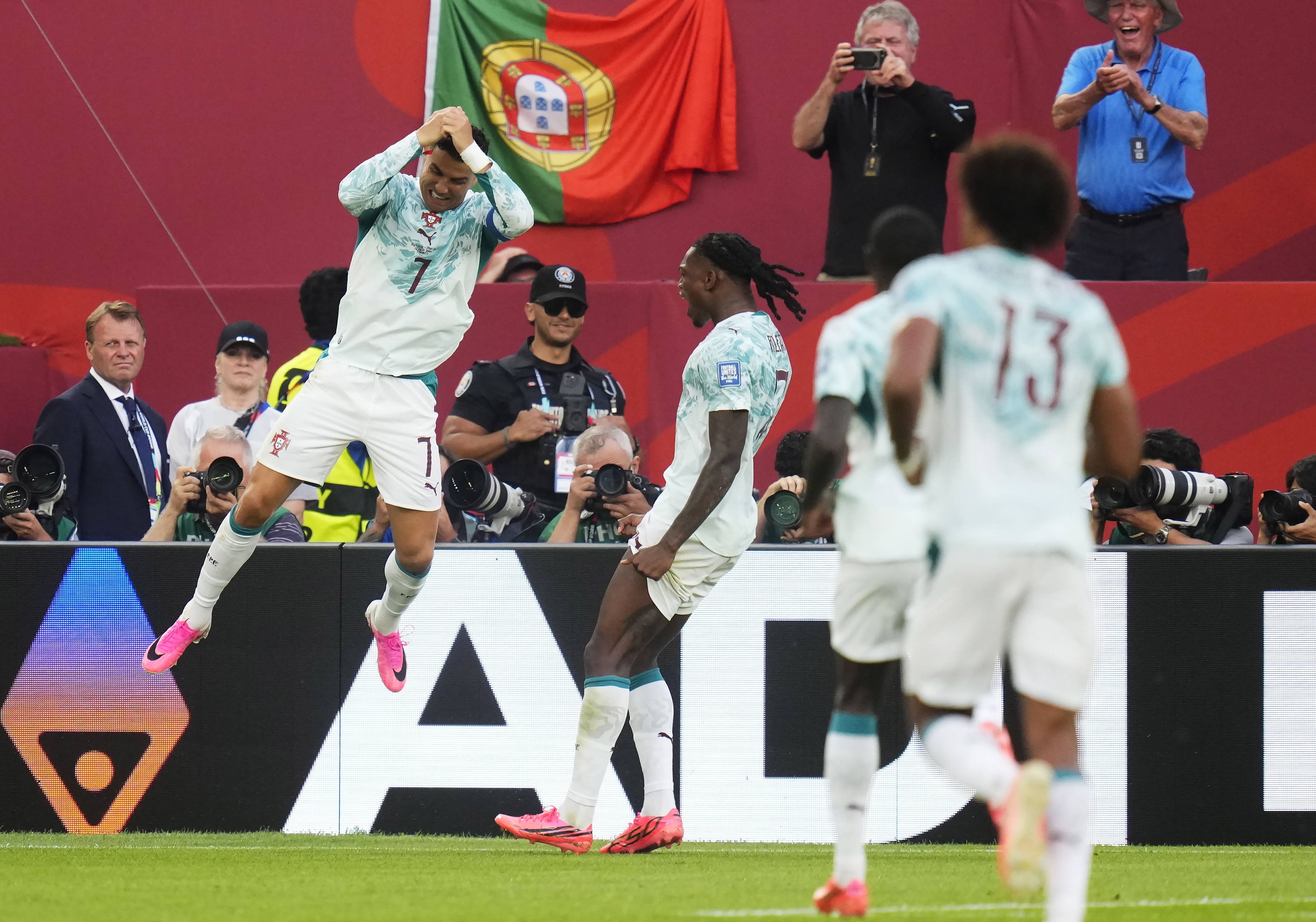 CR7 jubelt.