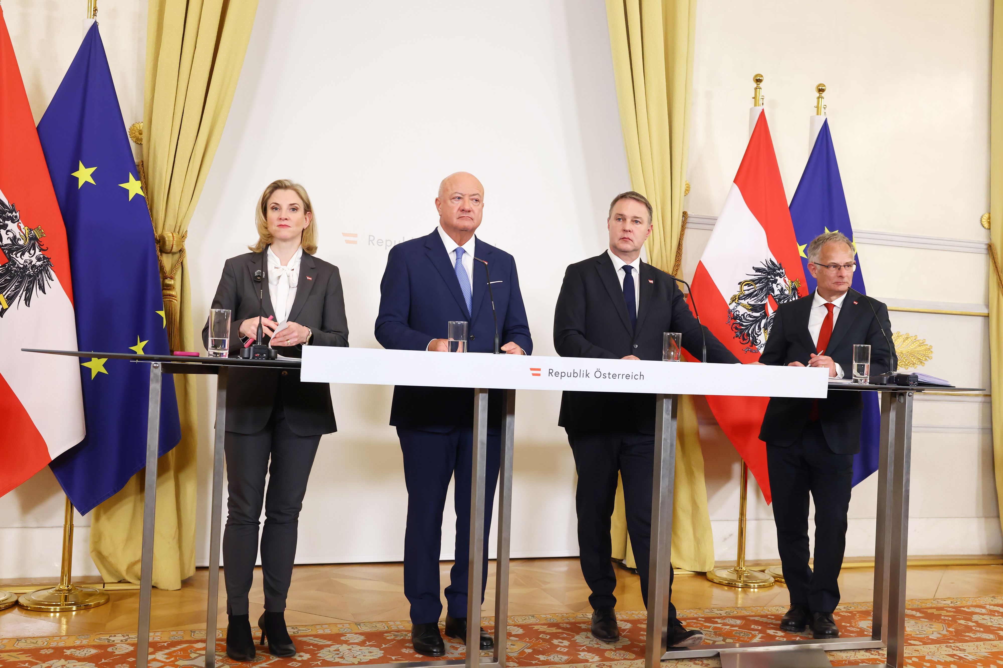 Politiker müssen ein Beliebtheits-Minus hinnehmen.