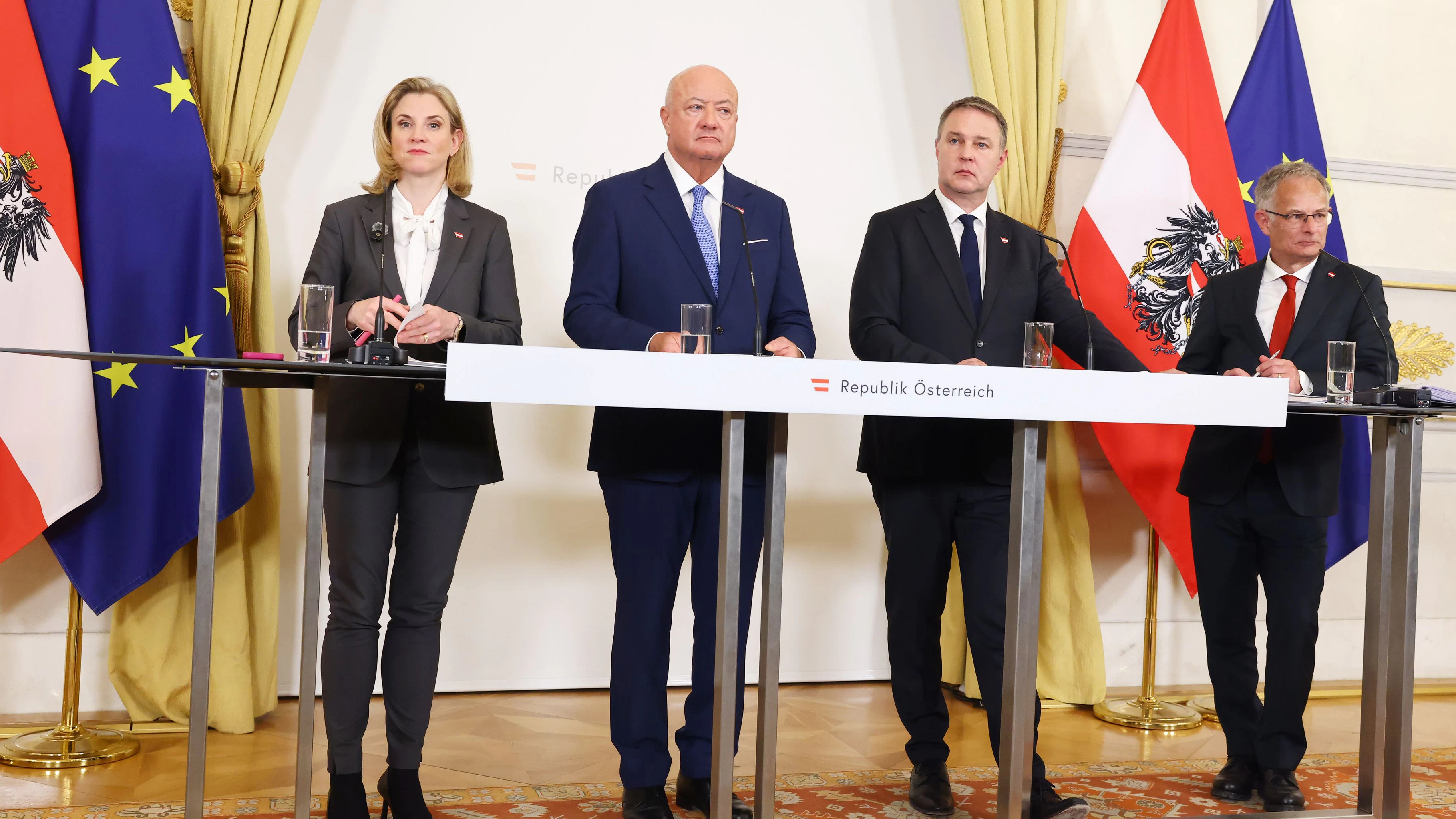 Politiker müssen ein Beliebtheits-Minus hinnehmen.