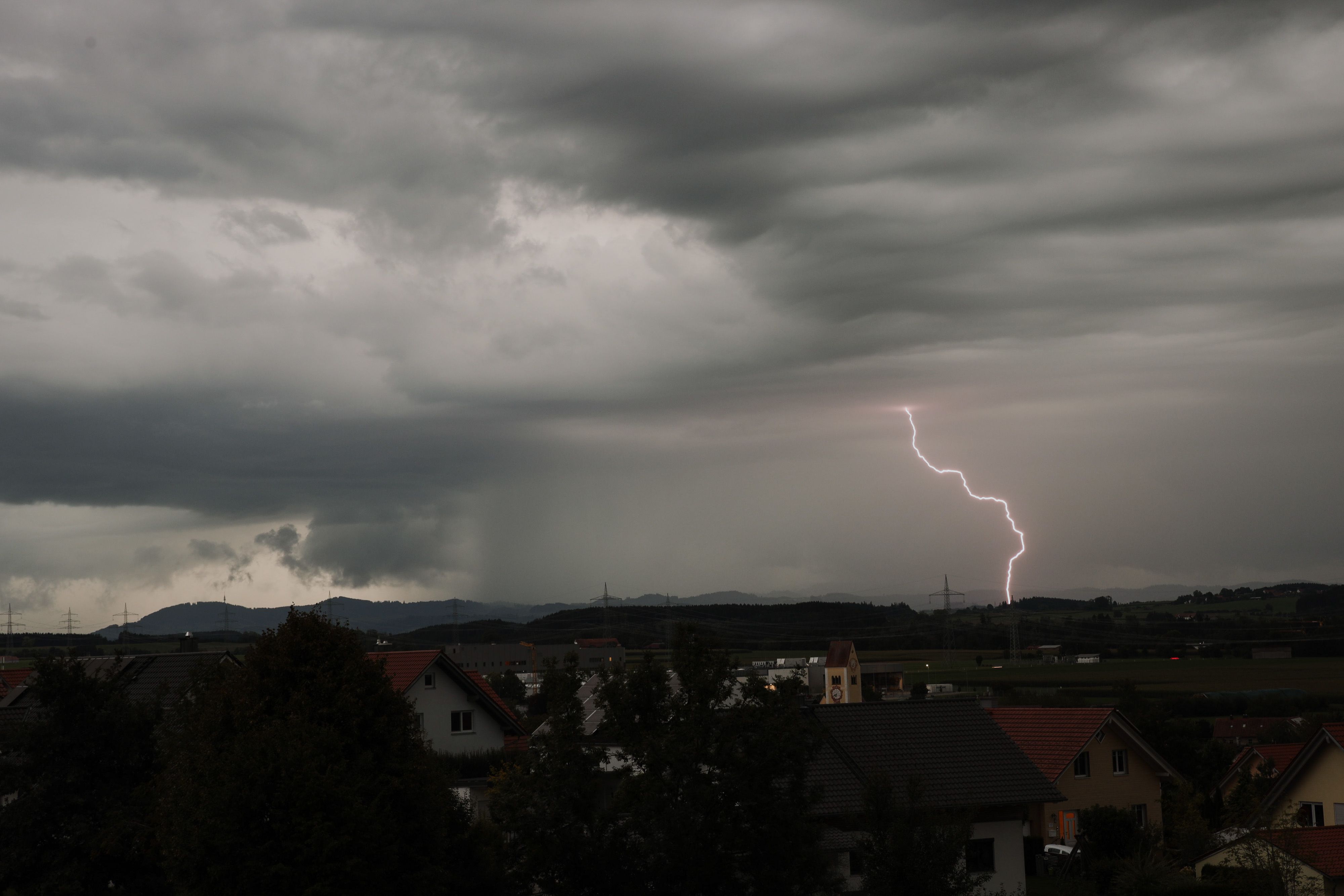 Heute.at - Kälte-Keule bringt kräftige Gewitter nach Österreich