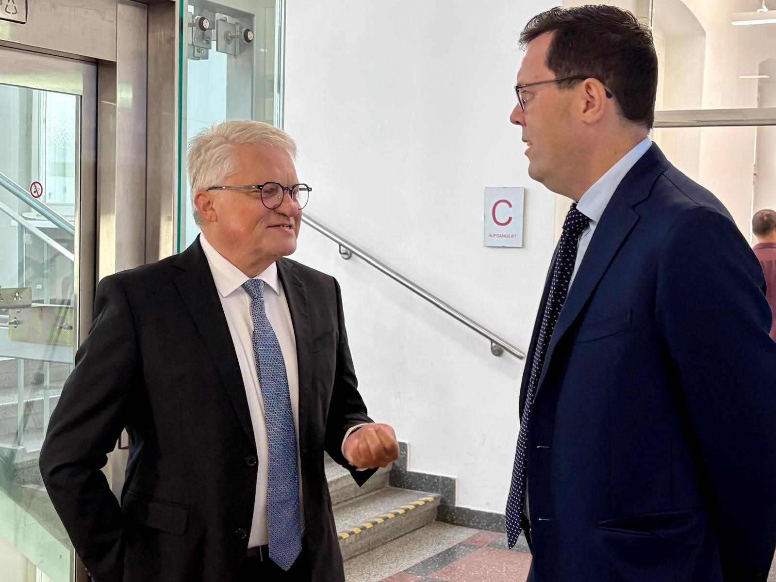 Klaus Luger (li.) mit seinem Anwalt vor Beginn des Prozesses am Landesgericht Linz