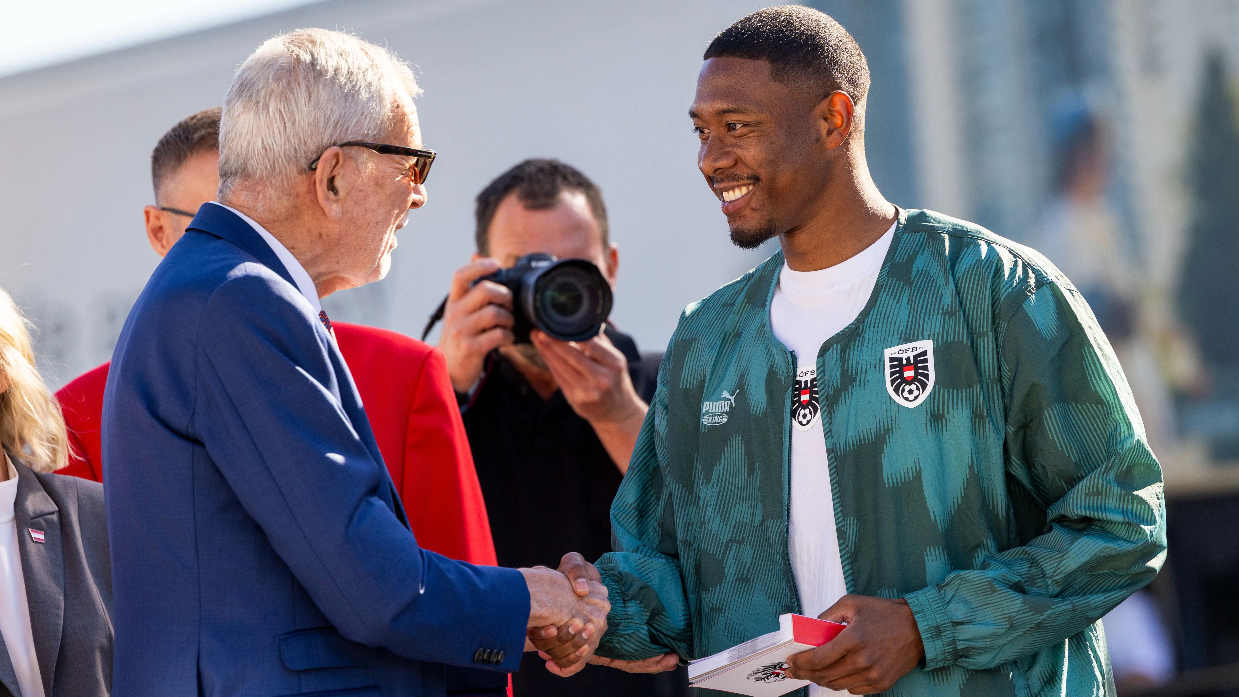 VIENNA,AUSTRIA,04.JUN.26 - SOCCER - FIFA World Cup 2026, USA, Mexico, Canada, preview, farewell OEFB, Oesterreichischer Fussball-Bund. Image shows president Alexander van der Bellen (Austria) and David Alaba (AUT). Photo: GEPA pictures/ Philipp Brem