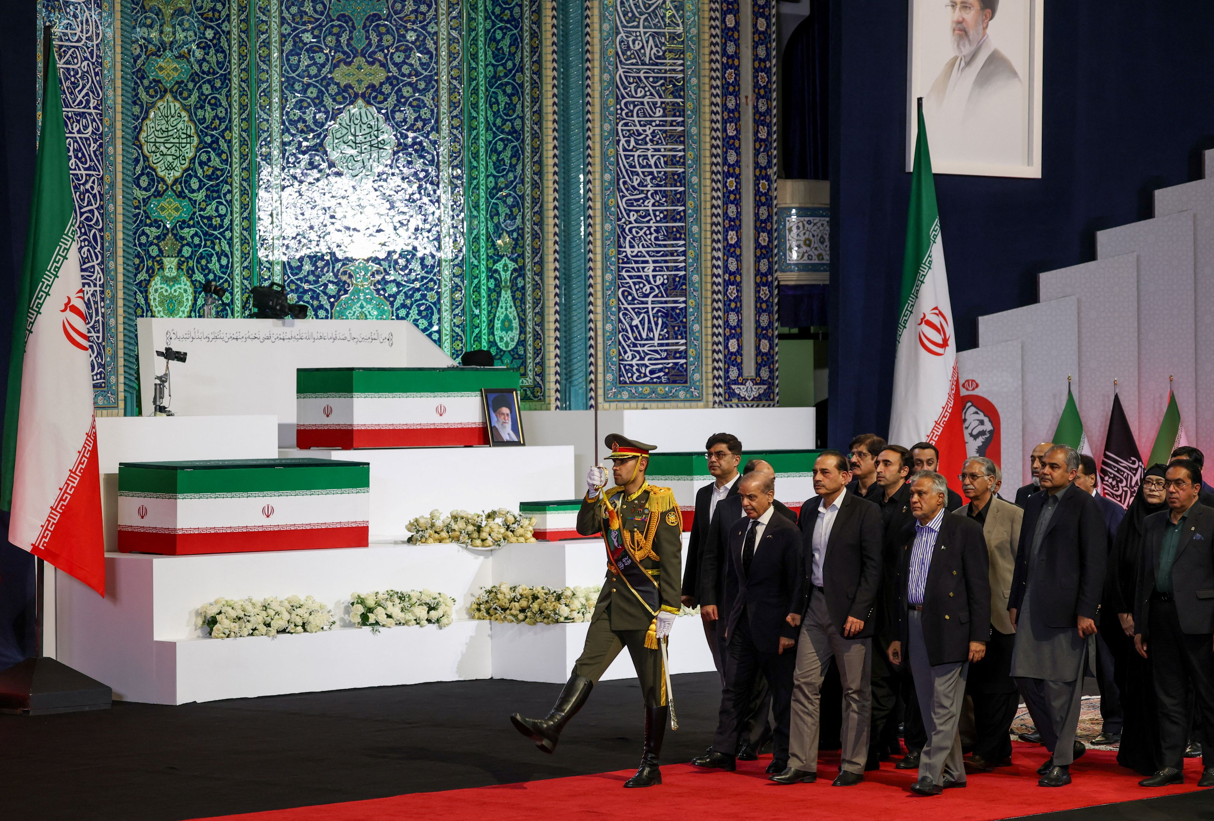Die Trauerfeierlichkeiten für Ayatollah Ali Chamenei haben begonnen.