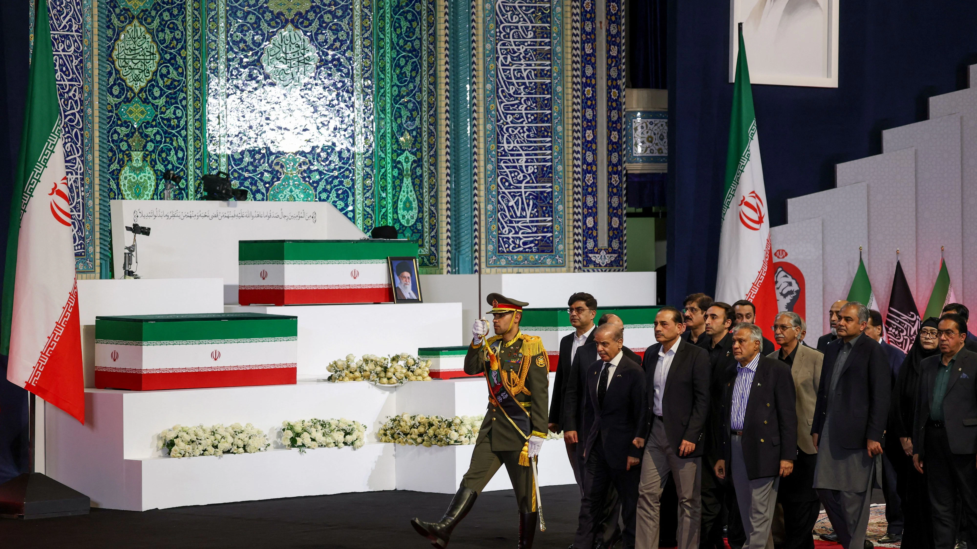 Die Trauerfeierlichkeiten für Ayatollah Ali Chamenei haben begonnen.
