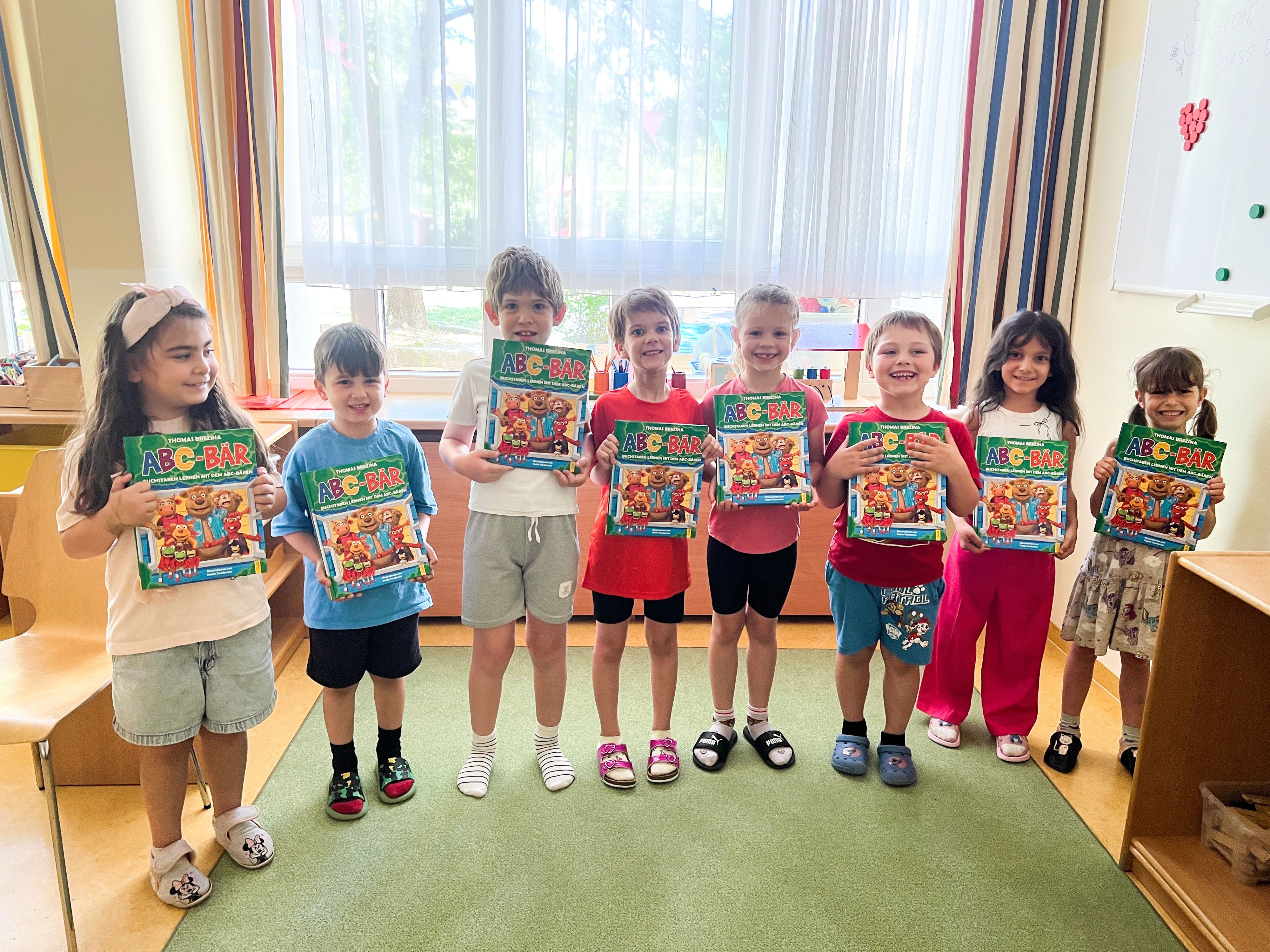 Die Schulanfänger freuen sich über die großzügige Buchspende.