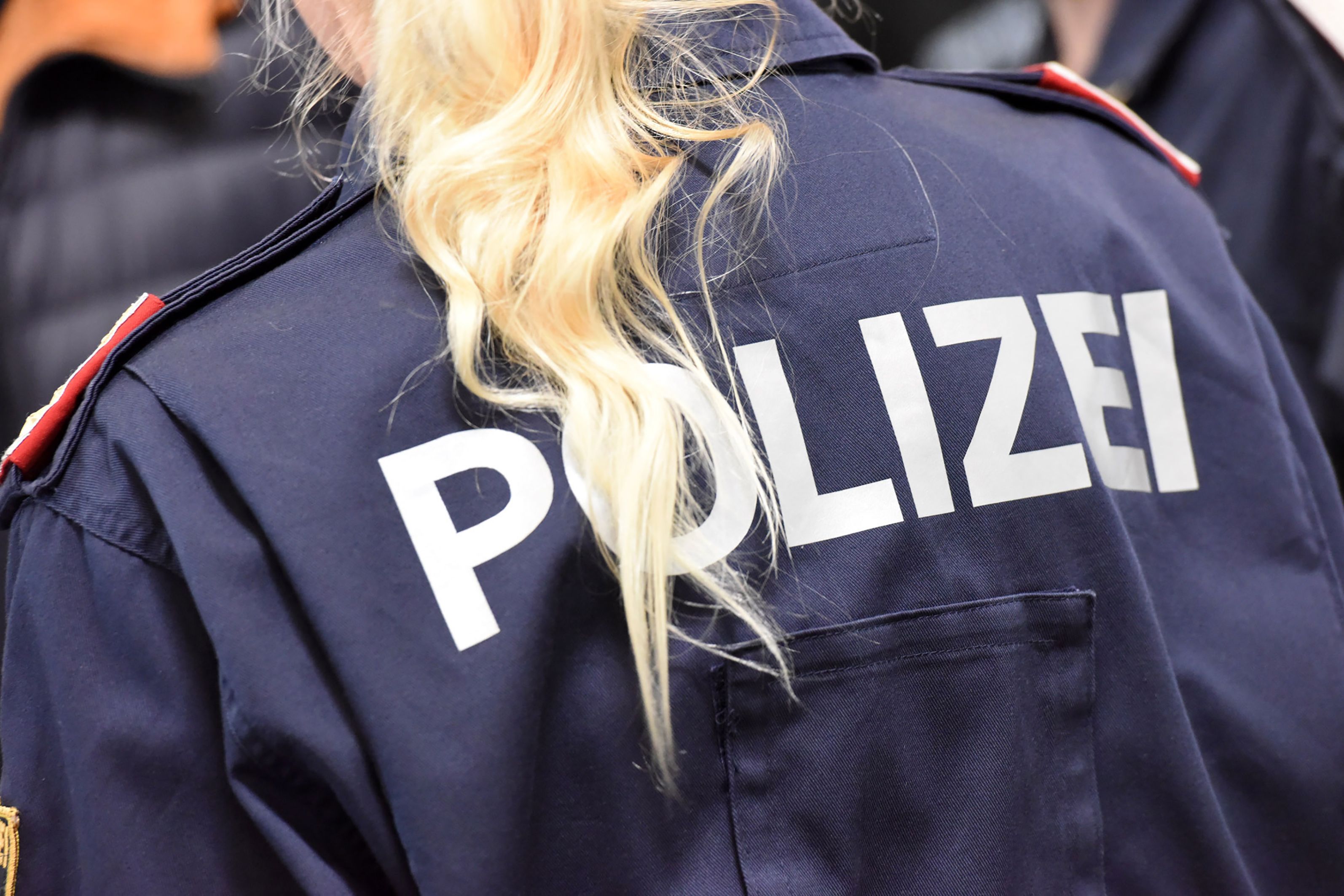 Die junge Frau hat ihren Job bei der Polizei verloren.