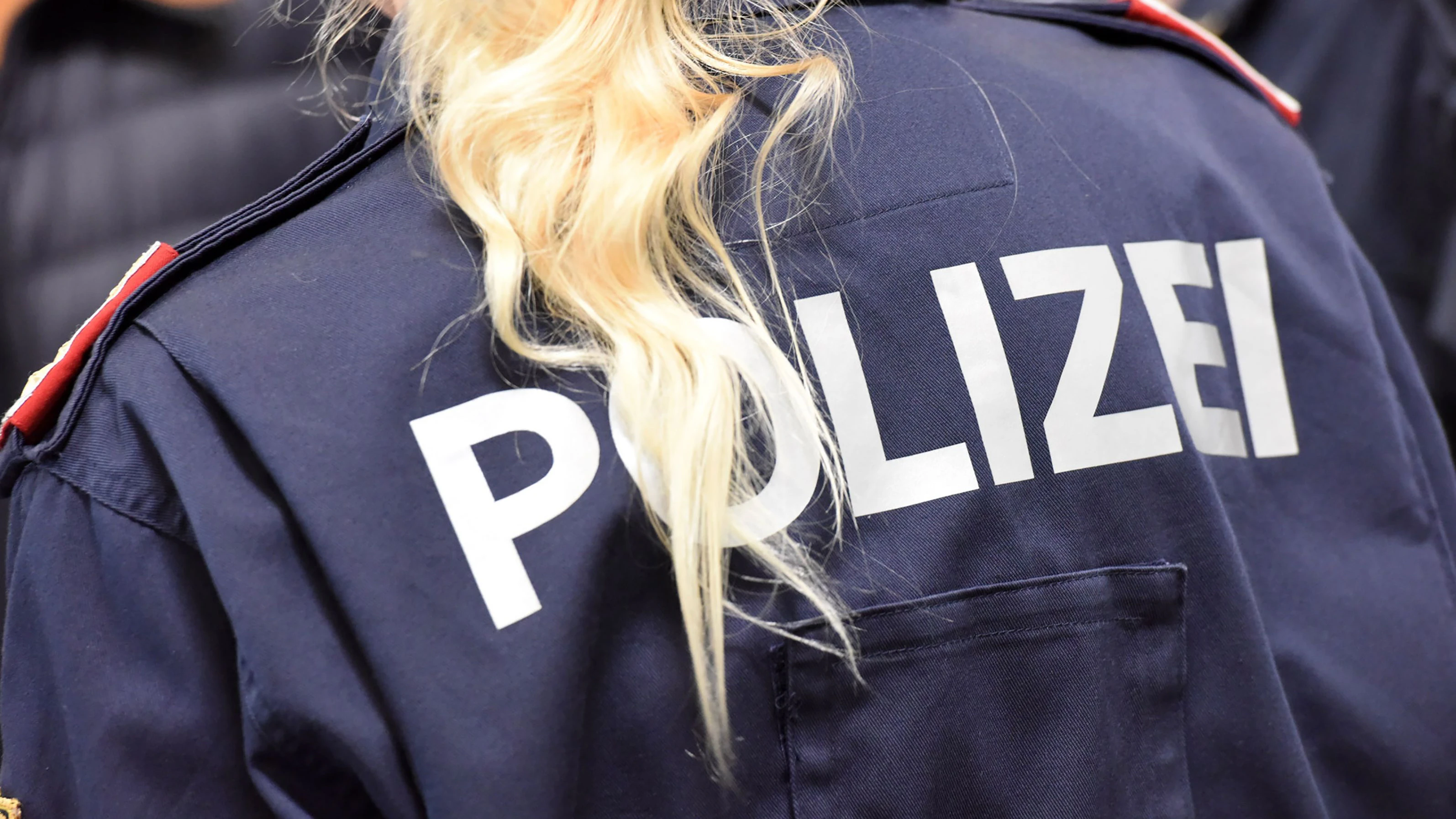 Die junge Frau hat ihren Job bei der Polizei verloren.