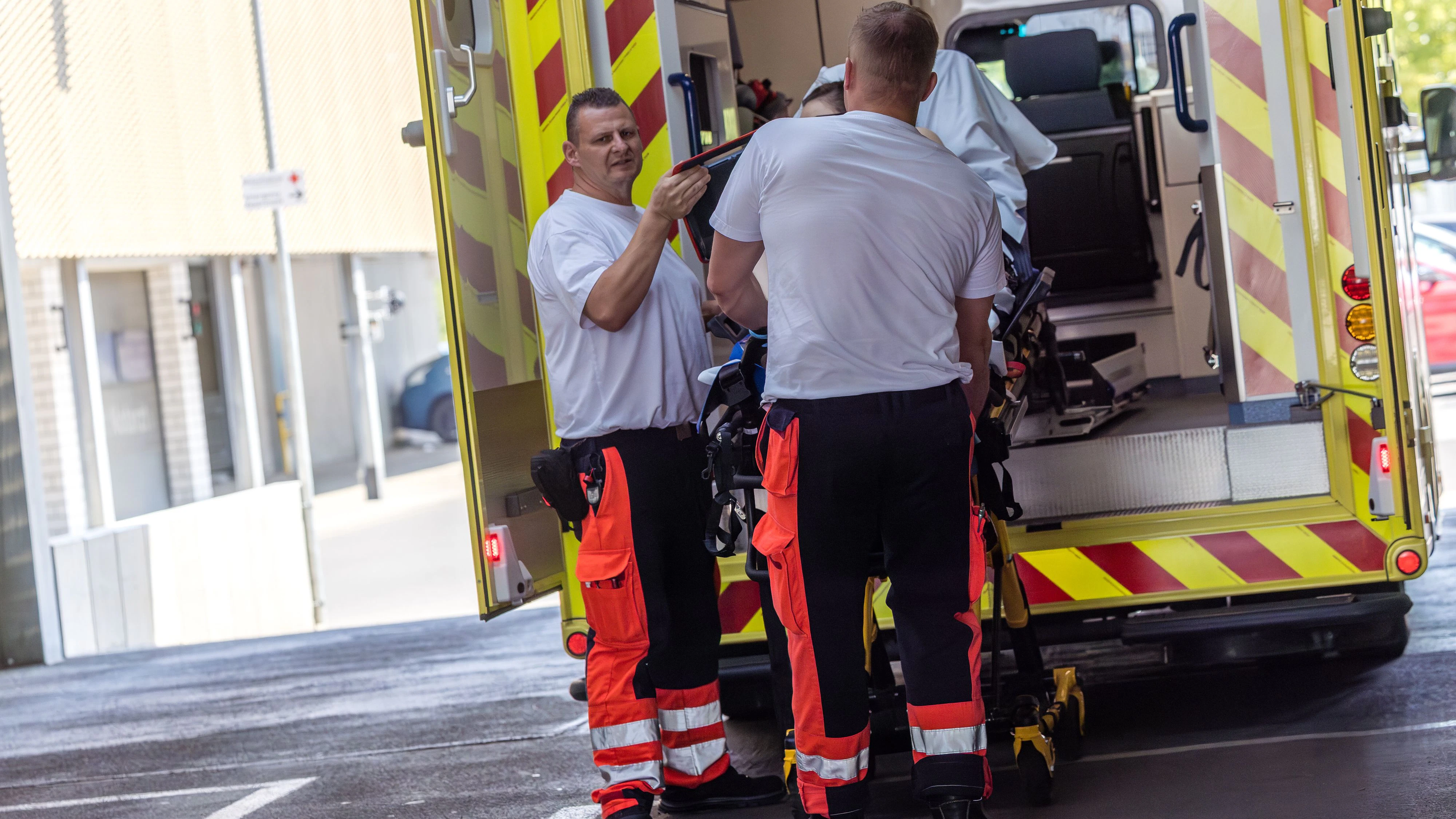 Rettungssanitäter in der Notaufnahme der Medizinischen Universität. Die Zahl der Notrufe aufgrund von hitzebedingten Erkrankungen ist gestiegen. Am 28. Juni 2026 wurde der deutschlandweite Allzeitrekord mit 41,7 Grad Celsius (°C) in Neißemünde-Coschen (Brandenburg) geknackt.