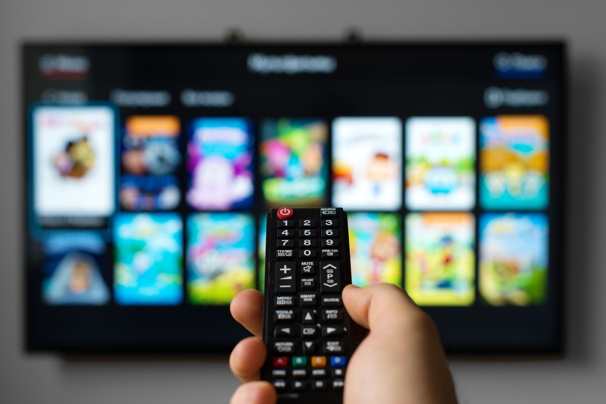 Die Männer sollten nur den TV der Nachbarin einstellen, doch das klappte nicht.