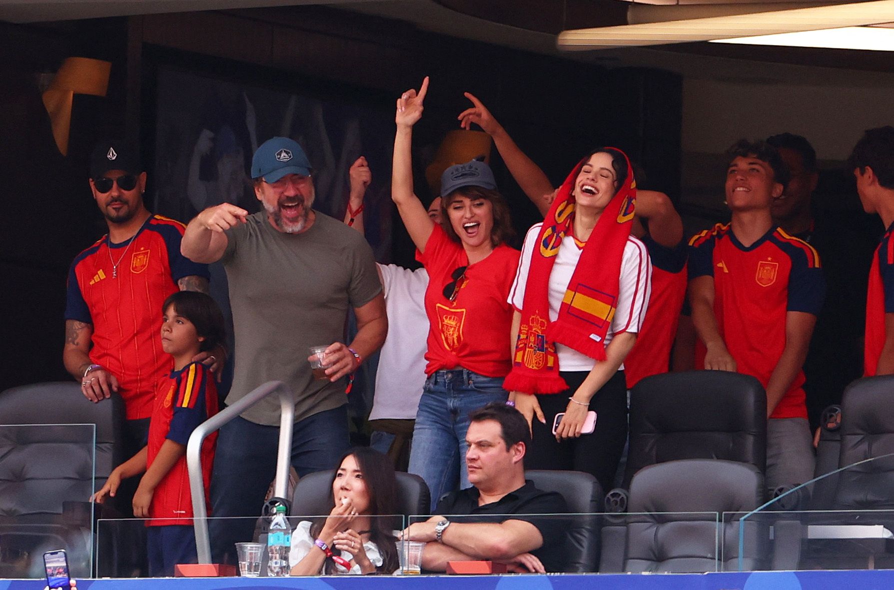 Javier Bardem, Ehefrau Penelope Cruz sowie Sängerin Rosalia waren beim Spiel zwischen Österreich und Spanien im Stadion.