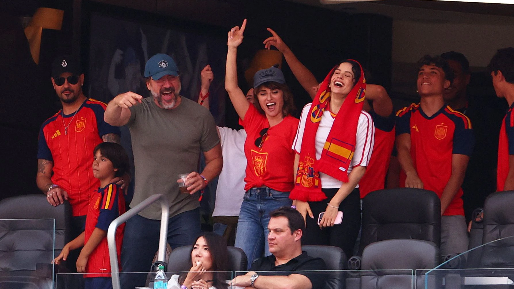Javier Bardem, Ehefrau Penelope Cruz sowie Sängerin Rosalia waren beim Spiel zwischen Österreich und Spanien im Stadion.