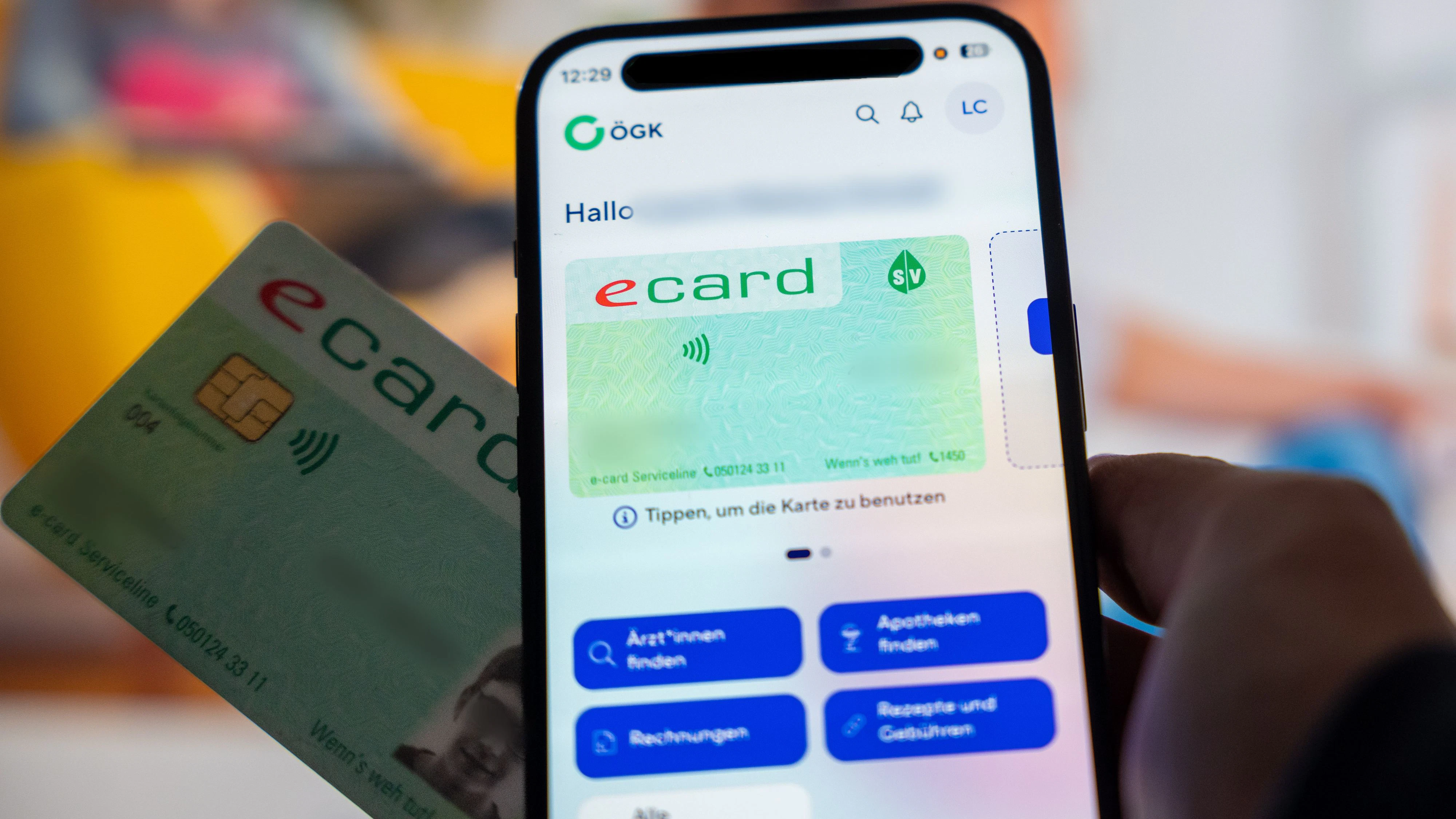 Kanzler Stocker hat eine "E-Card-Revolution" angekündigt.