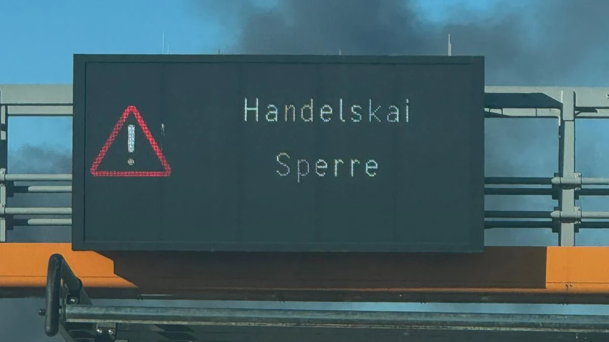 Auch Autofahrer waren von dem Brand eingeschränkt.