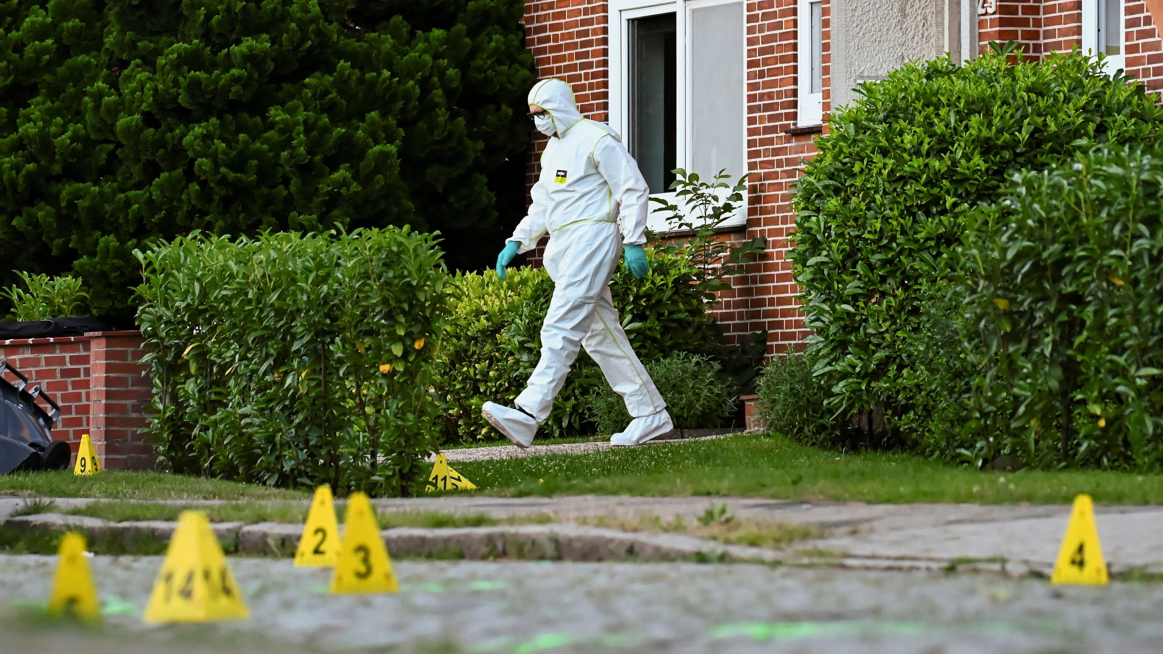 A forensic expert works at the scene after police said suspects have been detained following a deadly shooting at a youth welfare facility in the northern town of Stade, Germany, June 29, 2026. REUTERS/Jonas Walzberg     TPX IMAGES OF THE DAY     