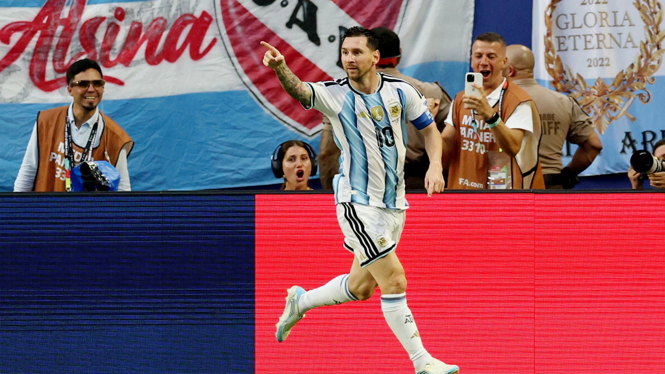 Jubel bei Fußball-Star Lionel Messi. 