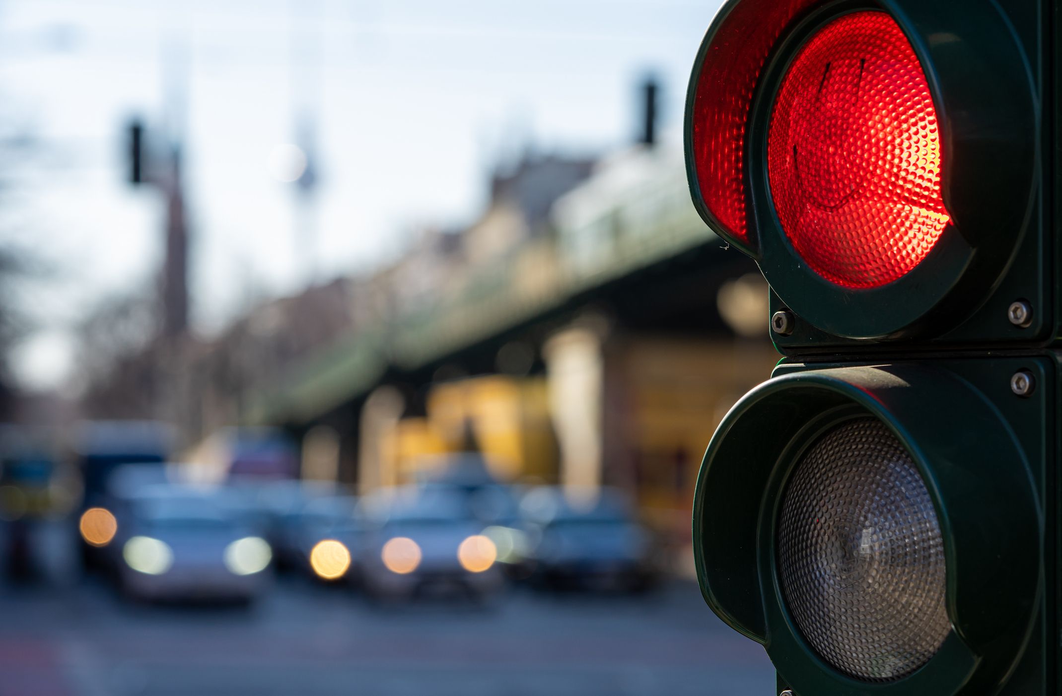 War die Ampel weniger als eine Sekunde rot, drohen 90 Euro und ein Punkt.