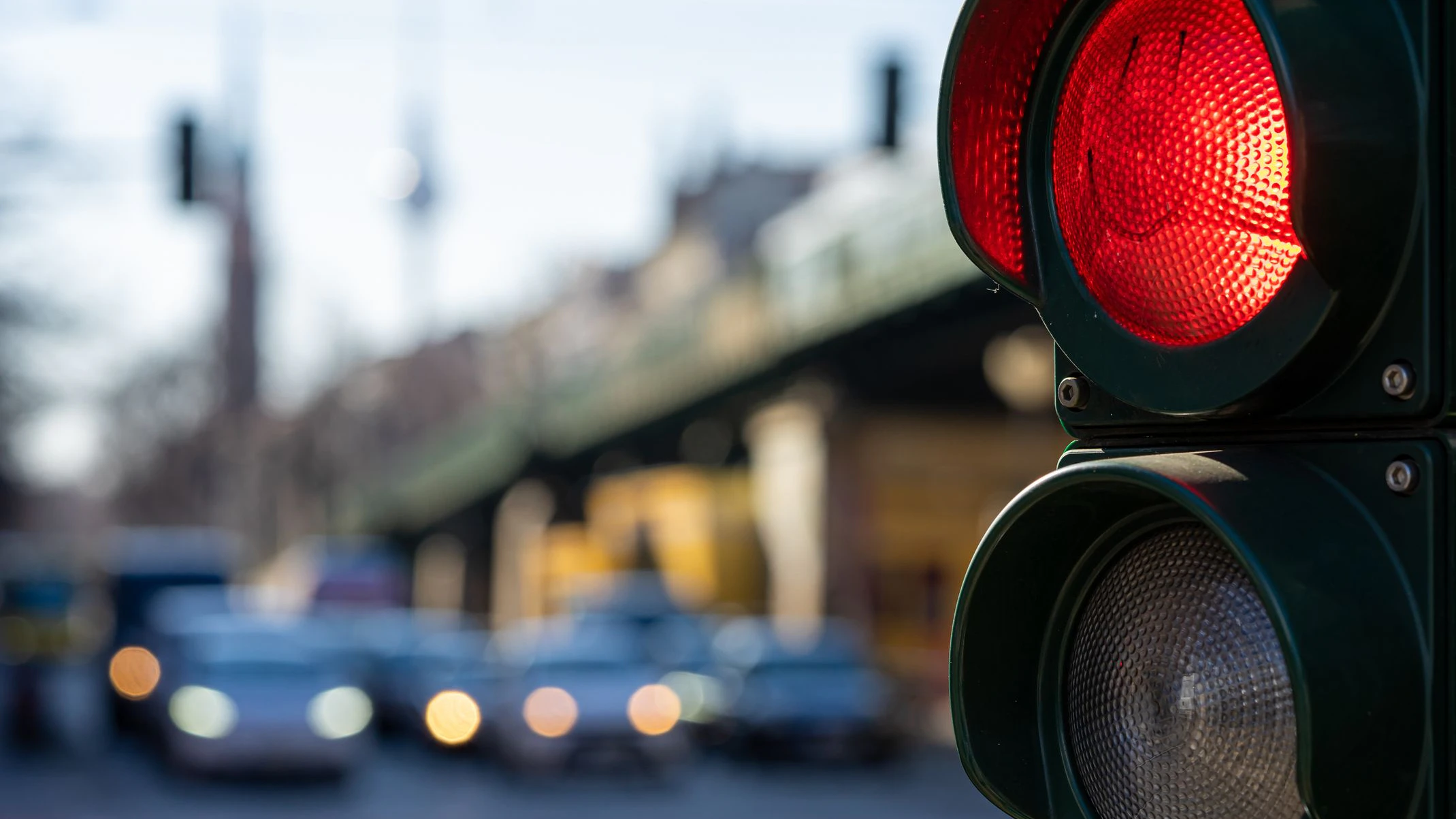 War die Ampel weniger als eine Sekunde rot, drohen 90 Euro und ein Punkt.