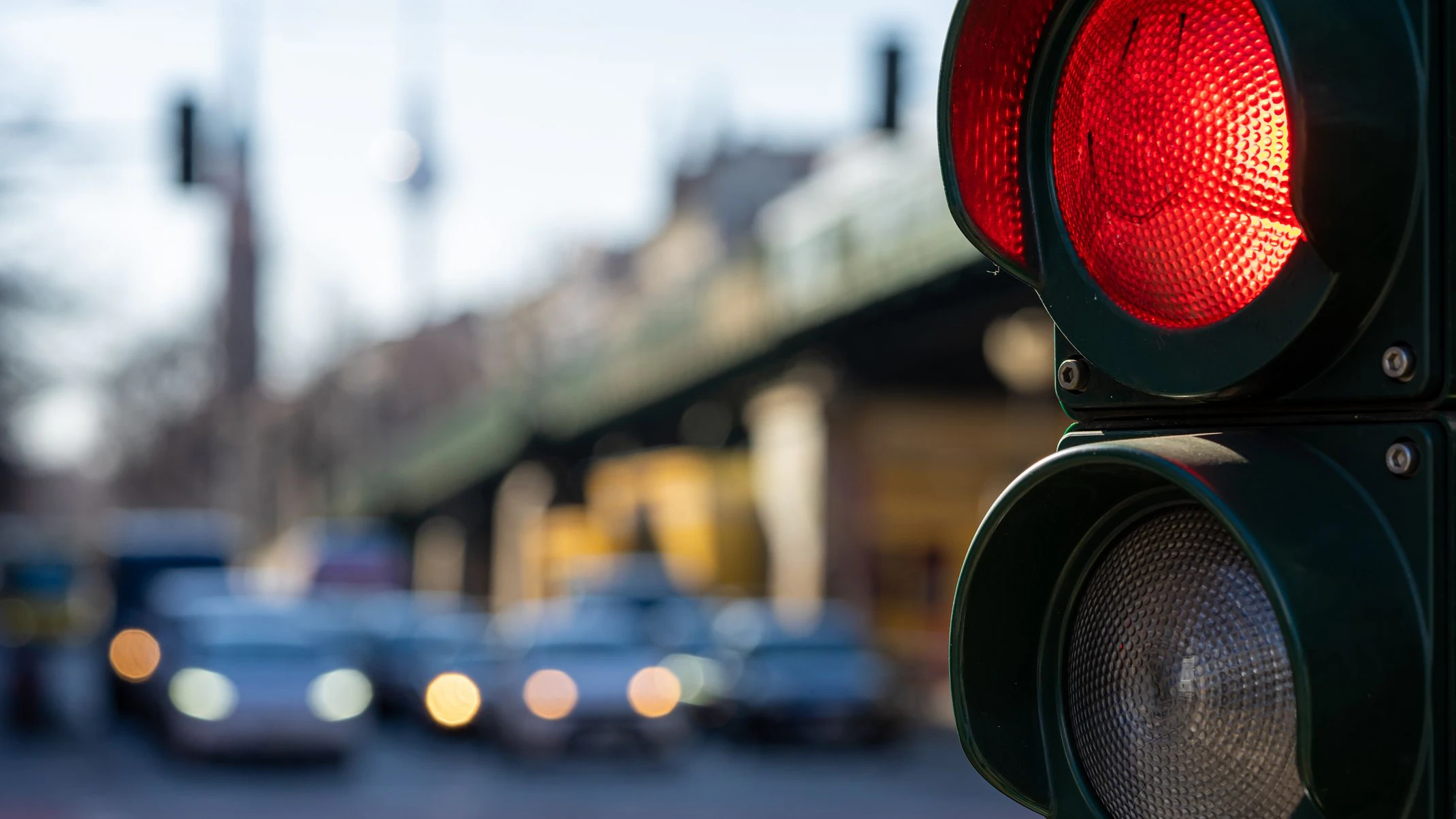 War die Ampel weniger als eine Sekunde rot, drohen 90 Euro und ein Punkt.