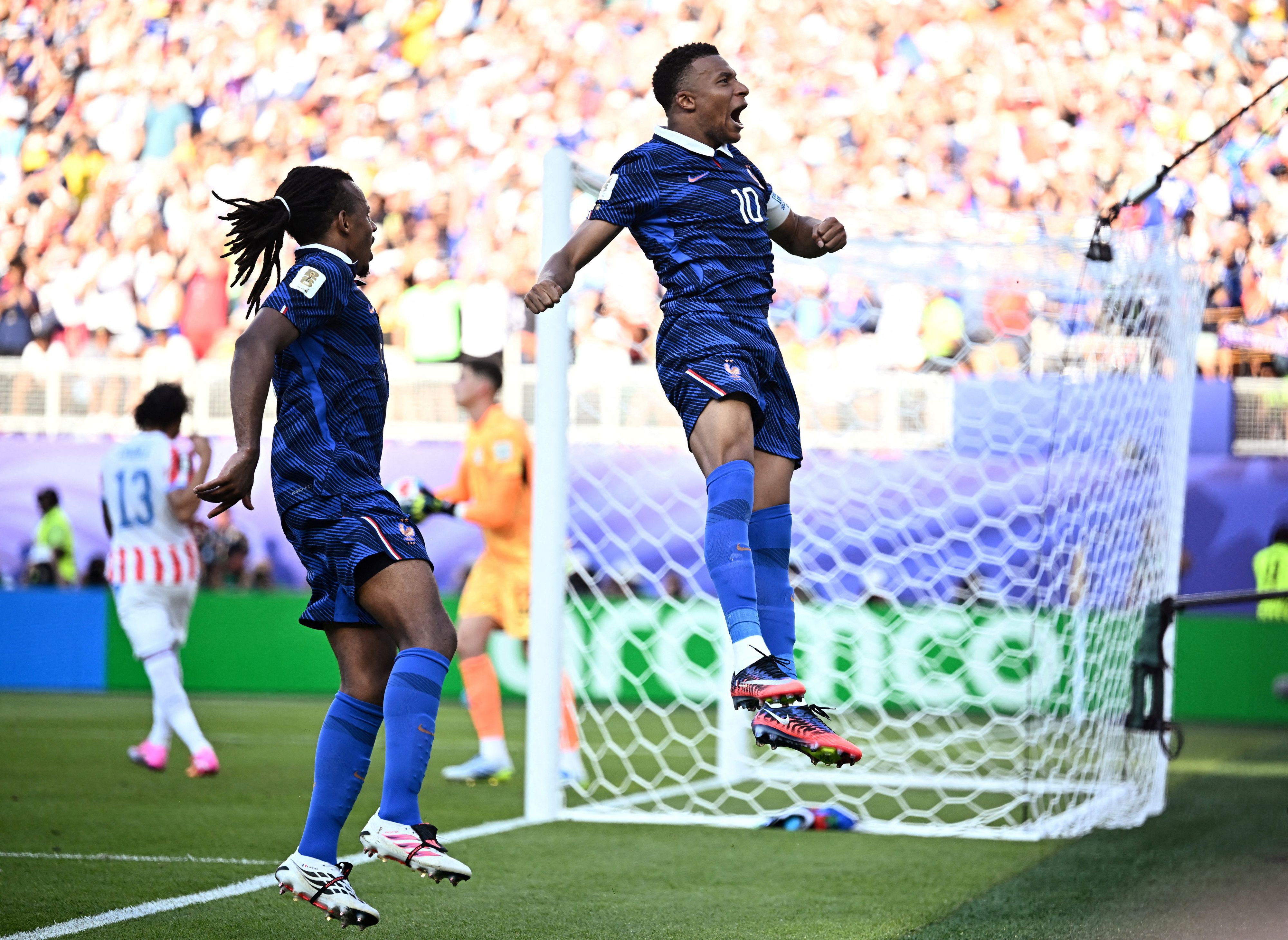 Frankreichs Star-Stürmer Kylian Mbappe bejubelt seinen verwandelten Elfmeter. 