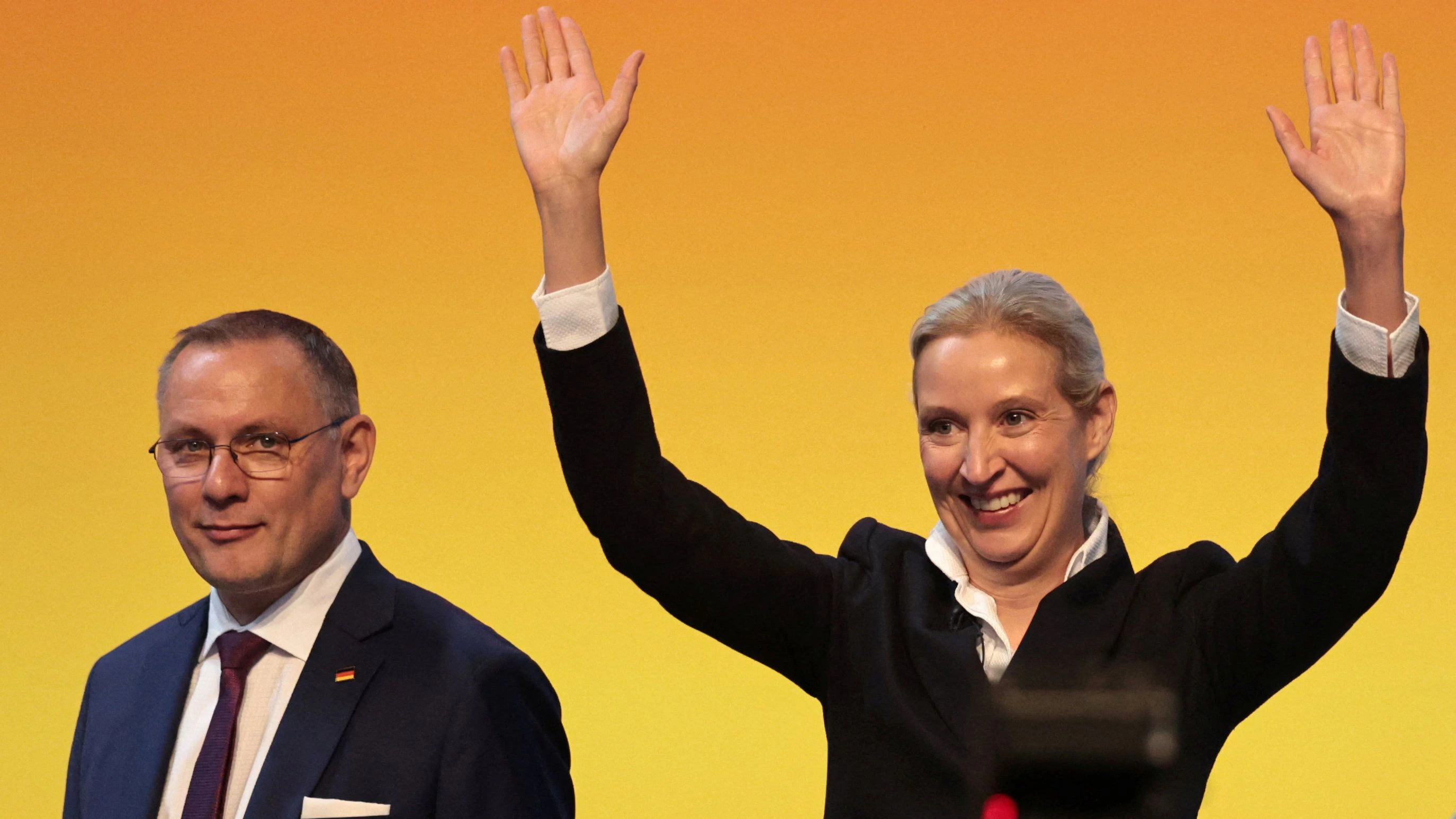 Stehende Ovationen für Alice Weidel und solide Unterstützung auch für Tino Chrupalla.