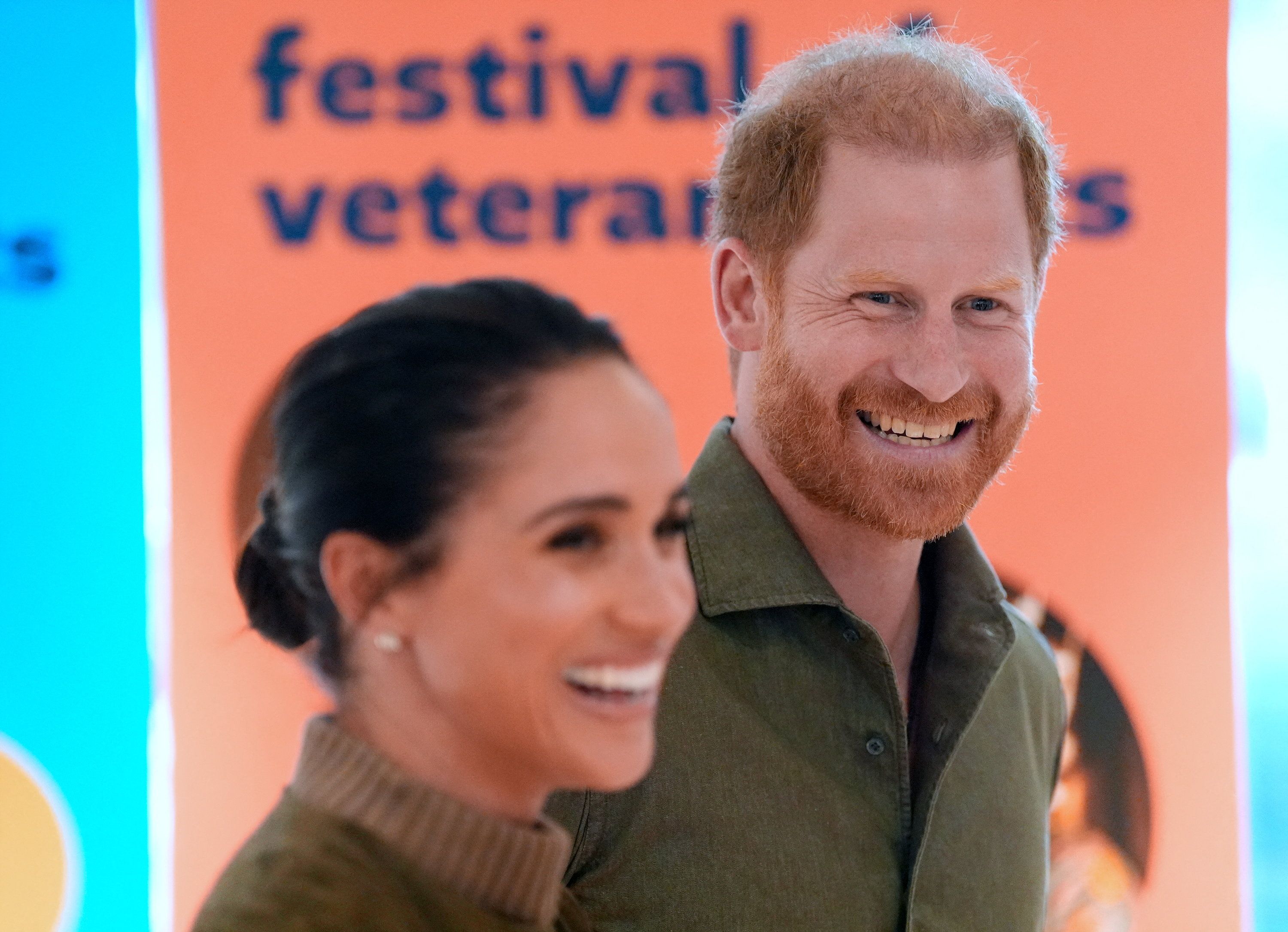 Ohne Meghan und seine Kinder reist Harry ins Vereinigte Königreich.