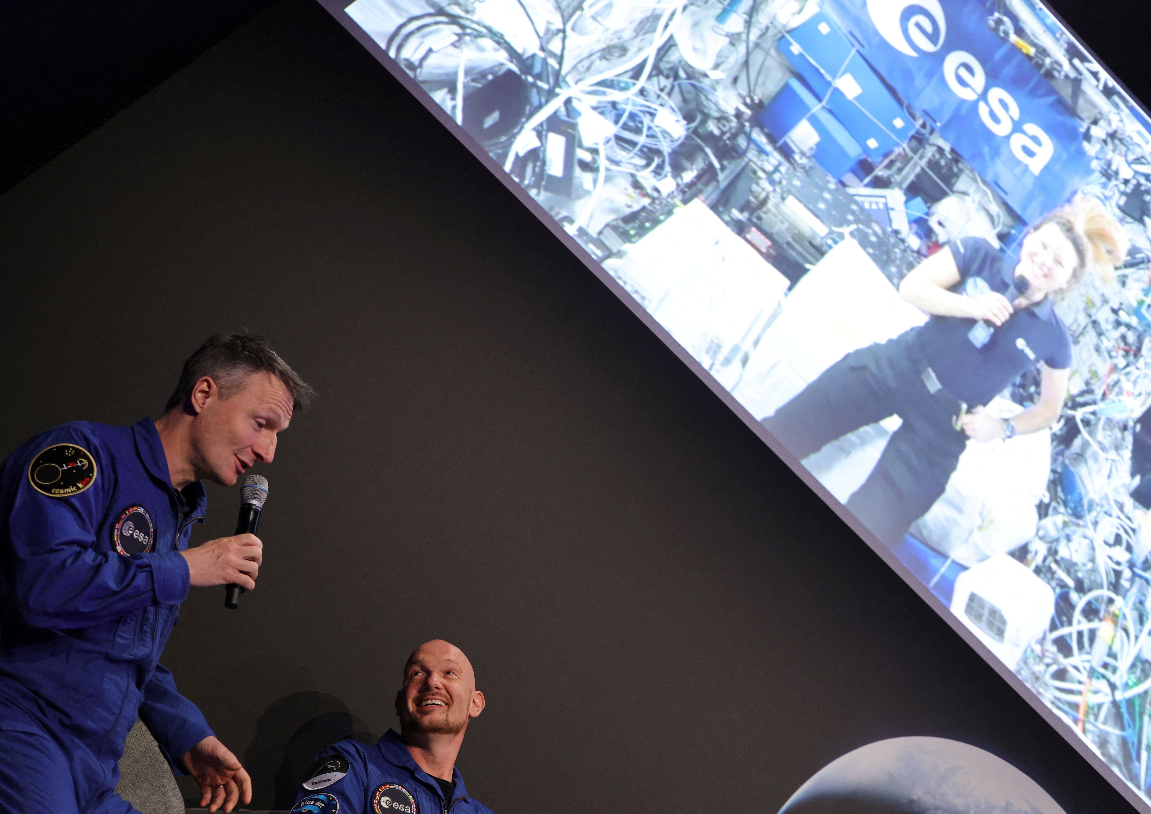 Die beiden deutschen Astronauten <strong>Matthias Maurer</strong> und <strong>Alexander Gerst</strong> (re.) plaudern mit ESA-Astronautin <strong>Sophie Adenot</strong>, die sich gerade auf der ISS befindet.
