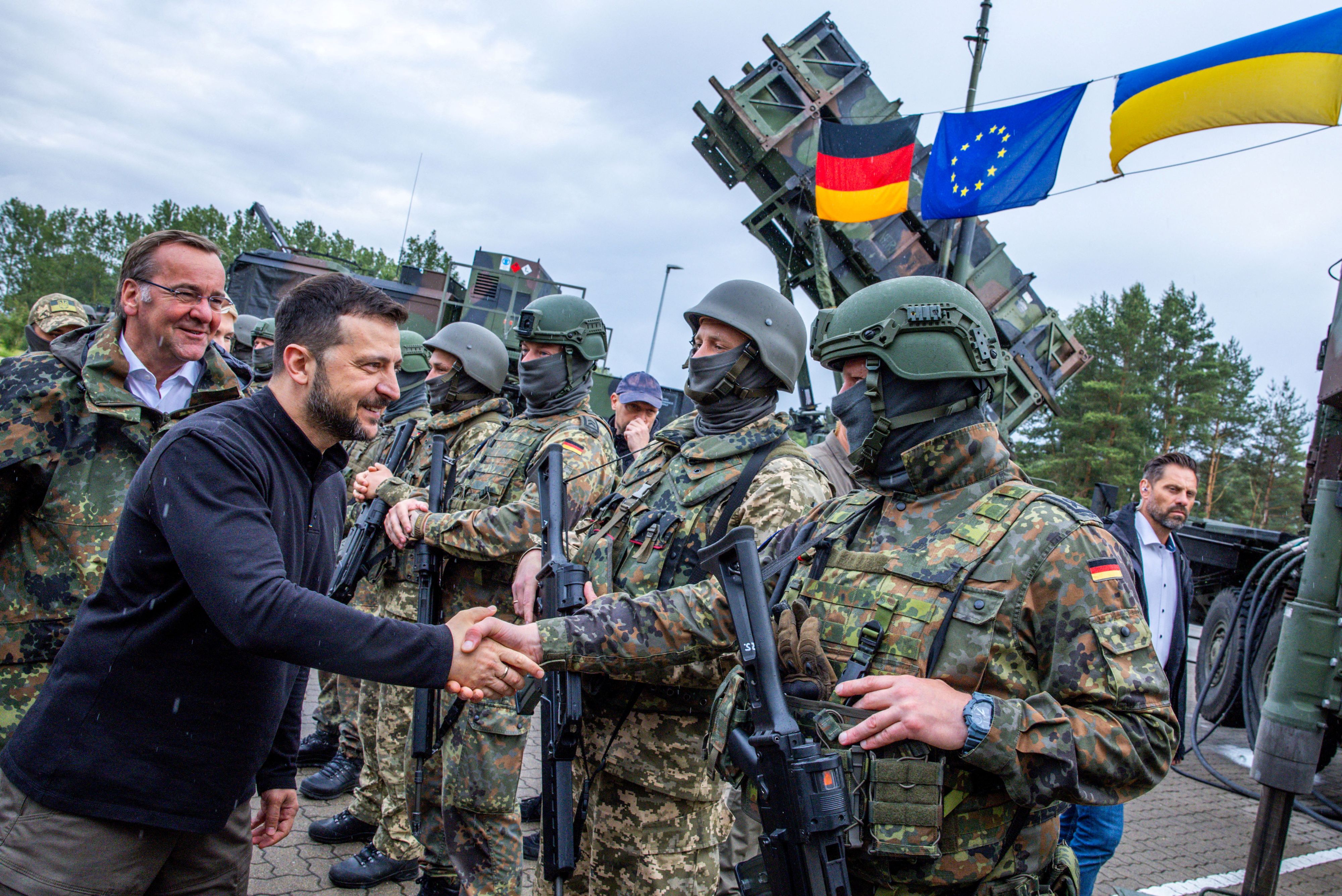 Der ukrainische Präsident <strong>Wolodymyr Selenskyj</strong> spricht mit Soldaten während seines Besuchs auf einem militärischen Übungsplatz in Deutschland.